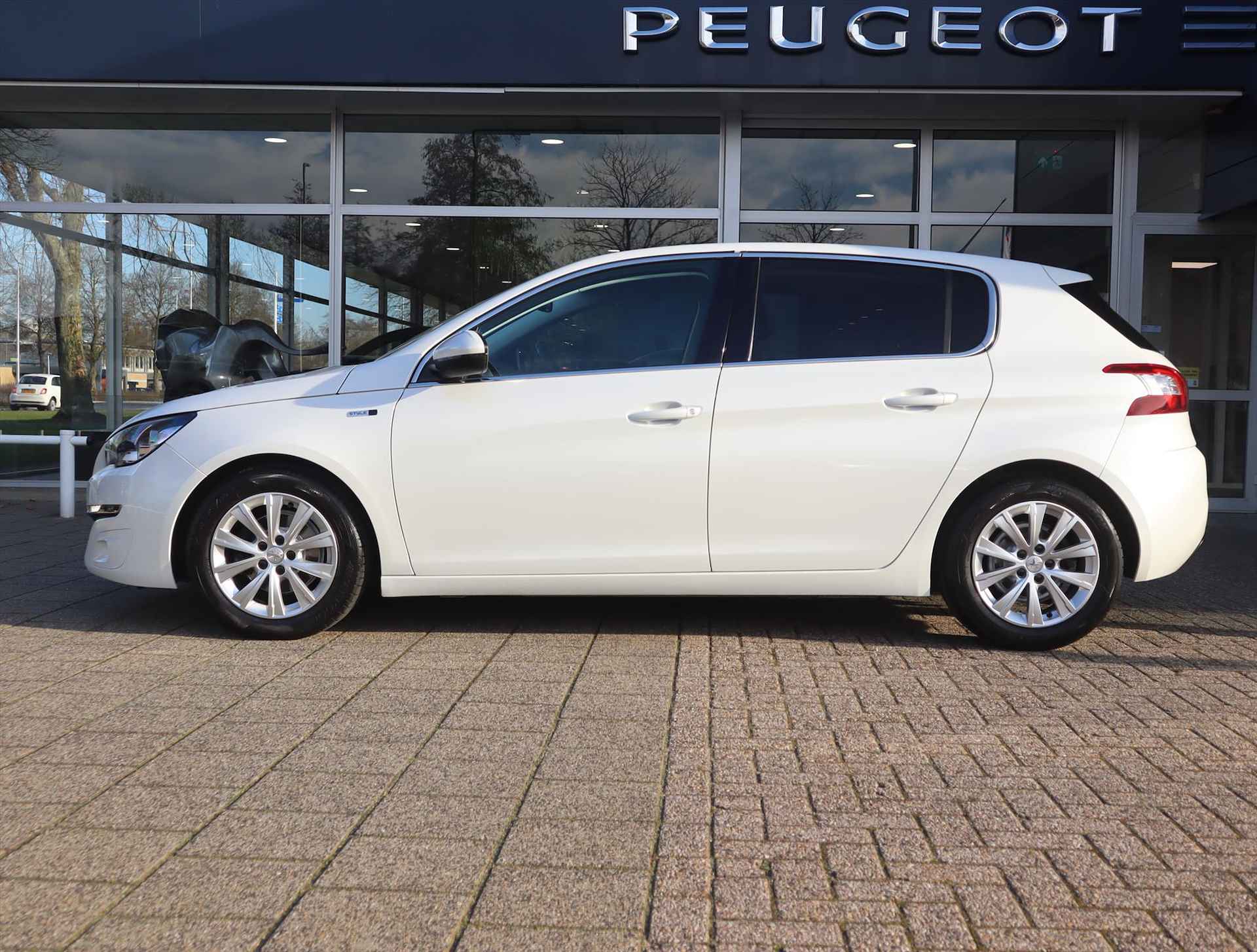 PEUGEOT 308 Style PureTech 130pk S&S EAT6 Automaat, Rijklaarprijs, Navigatie Camera DAB+ Trekhaak - 2/61