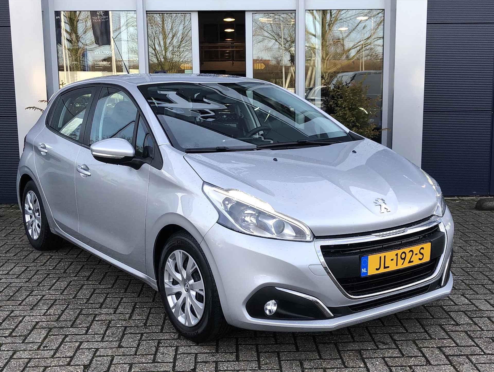 PEUGEOT 208 1.2 5drs Blue Lion | Navigatie | Parkeer sensoren achter | Airco | Cruise controle | All Season | - 2/36