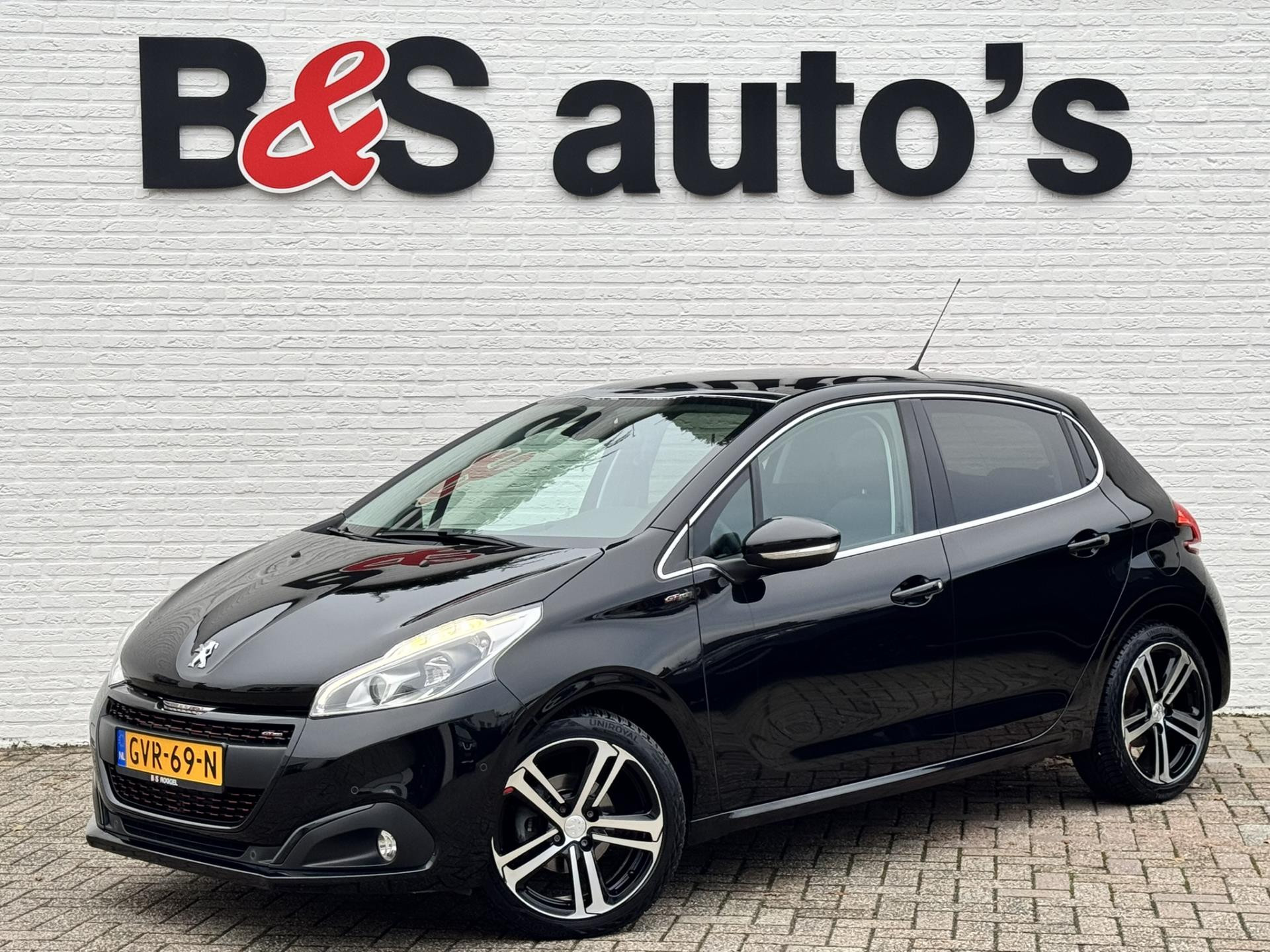 Peugeot 208 1.2 PureTech GT-line Parkeersensor plus achteruitrij camera Cruise Control Sportstoelen Apple / Android Carplay