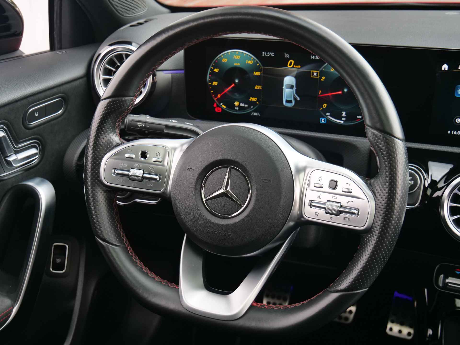 Mercedes-Benz A-Klasse 180 136 Pk Premium Plus AMG-Styling Navigatie / DAB / 18 inch - 28/40