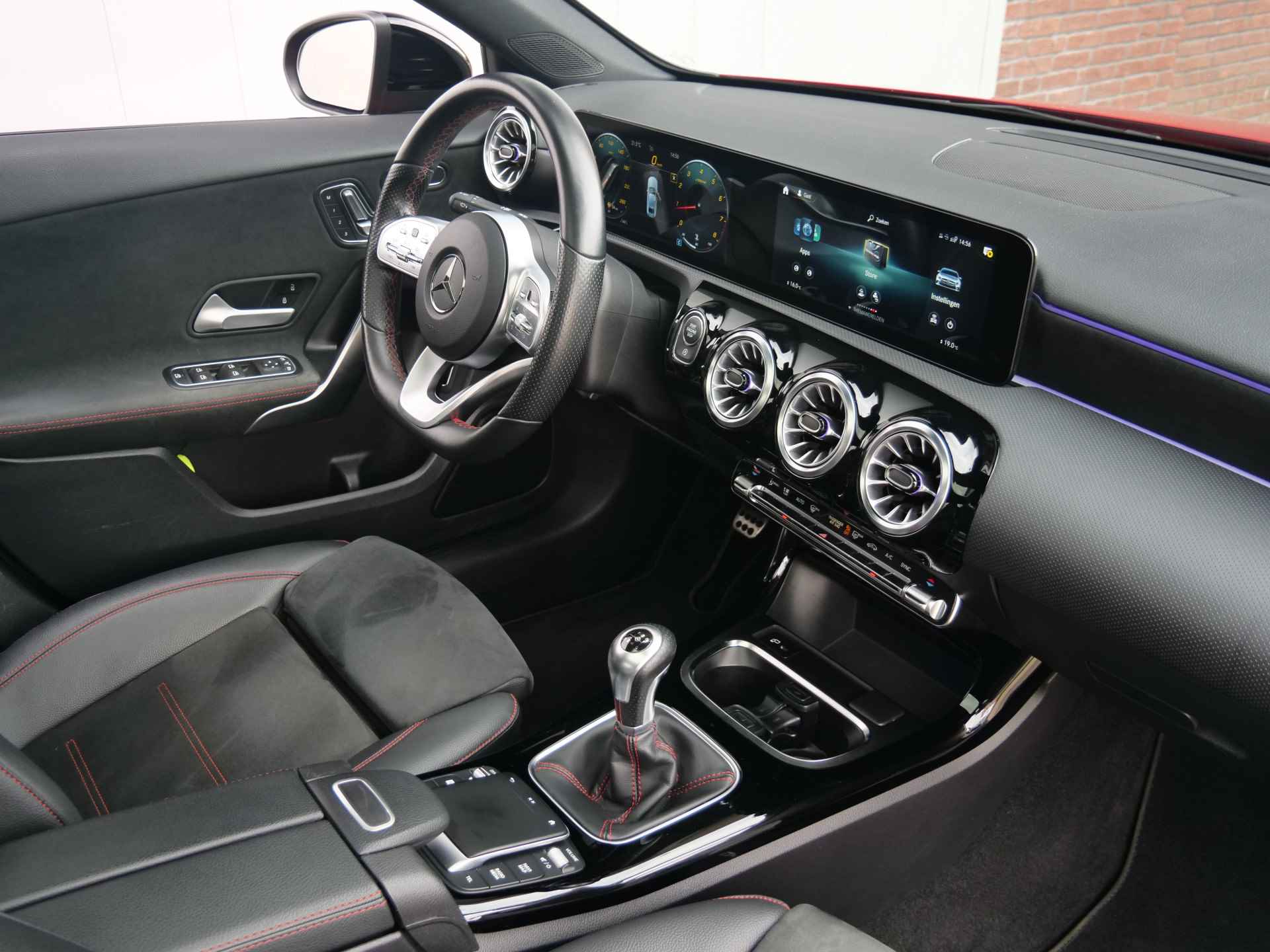 Mercedes-Benz A-Klasse 180 136 Pk Premium Plus AMG-Styling Navigatie / DAB / 18 inch - 33/40