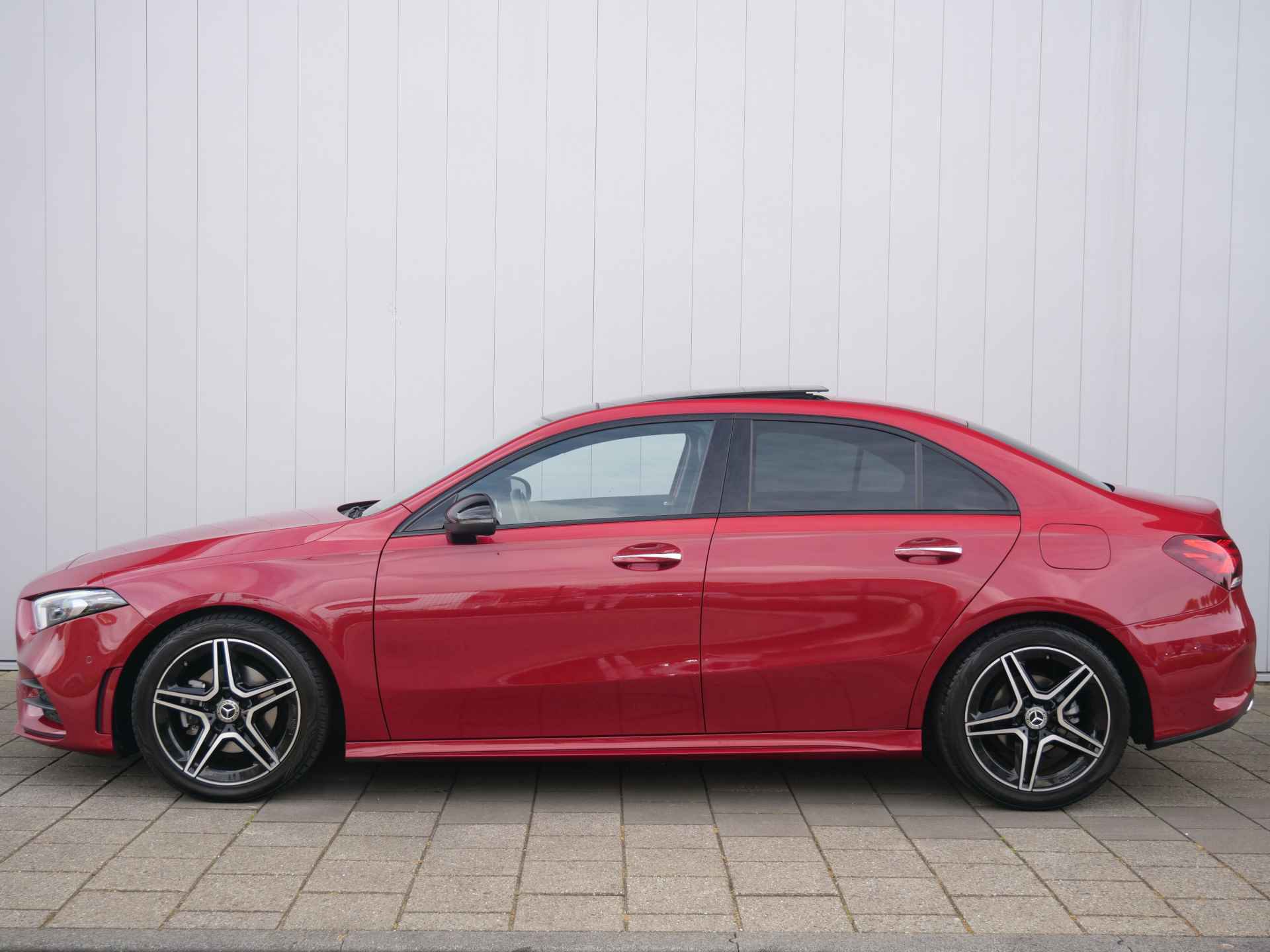 Mercedes-Benz A-Klasse 180 136 Pk Premium Plus AMG-Styling Navigatie / DAB / 18 inch - 36/40