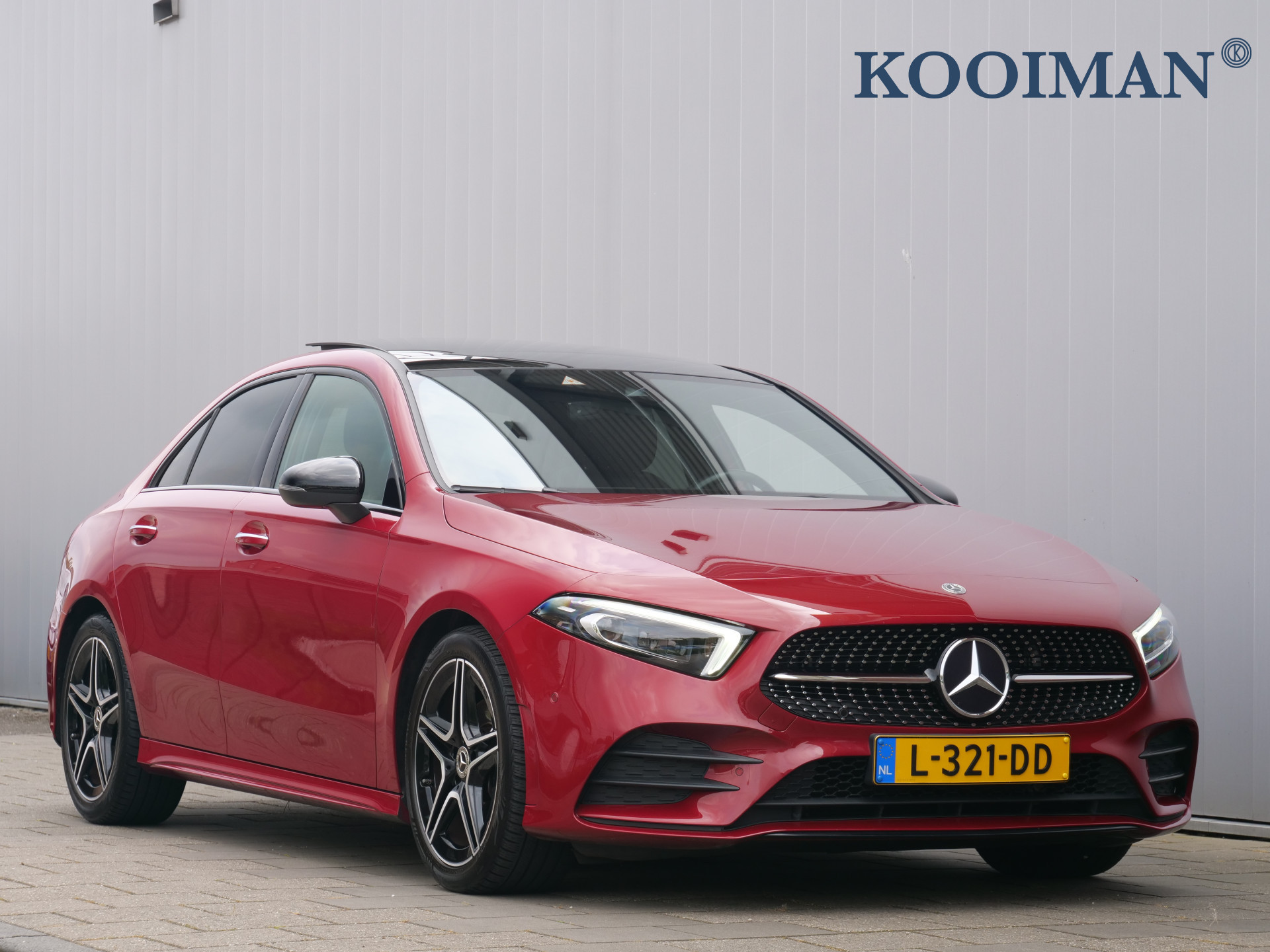 Mercedes-Benz A-Klasse 180 136 Pk Premium Plus AMG-Styling Navigatie / DAB / 18 inch