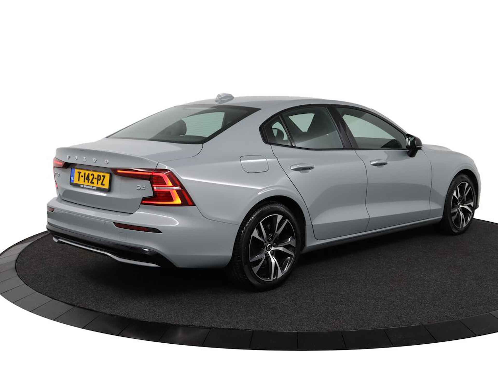 Volvo S60 B4 Plus Dark | Stoel & stuurwielverwarming | Adaptieve cruise control | Park assist voor & achter | Parkassist camera | DAB+ | A Elektrisch verstelbare voorstoelen incl. geheugen | - 3/49