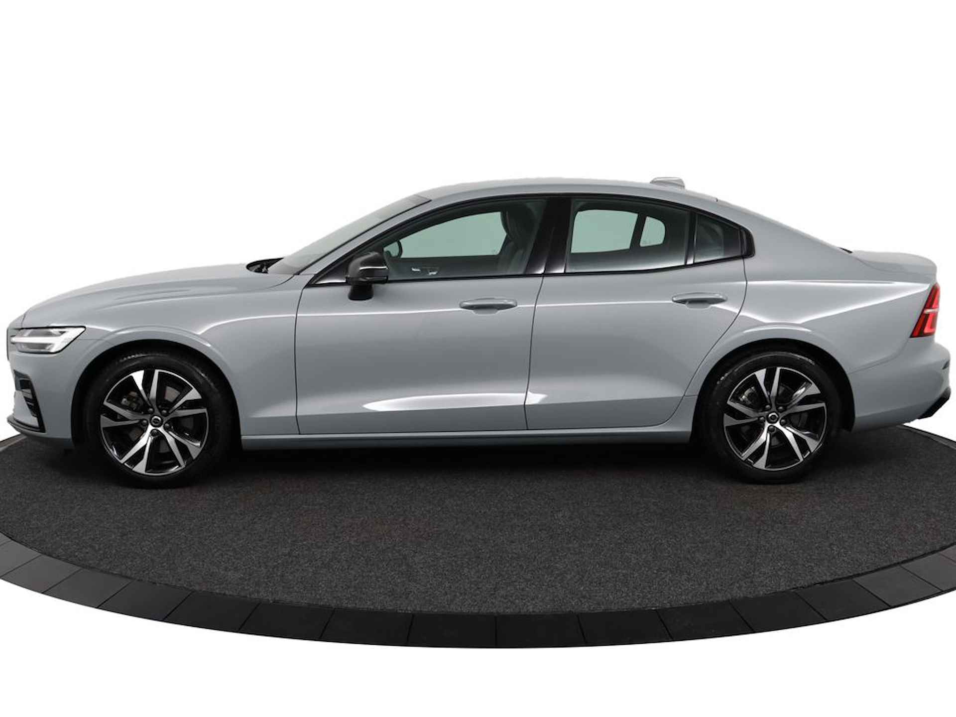 Volvo S60 B4 Plus Dark | Stoel & stuurwielverwarming | Adaptieve cruise control | Park assist voor & achter | Parkassist camera | DAB+ | A Elektrisch verstelbare voorstoelen incl. geheugen | - 4/49