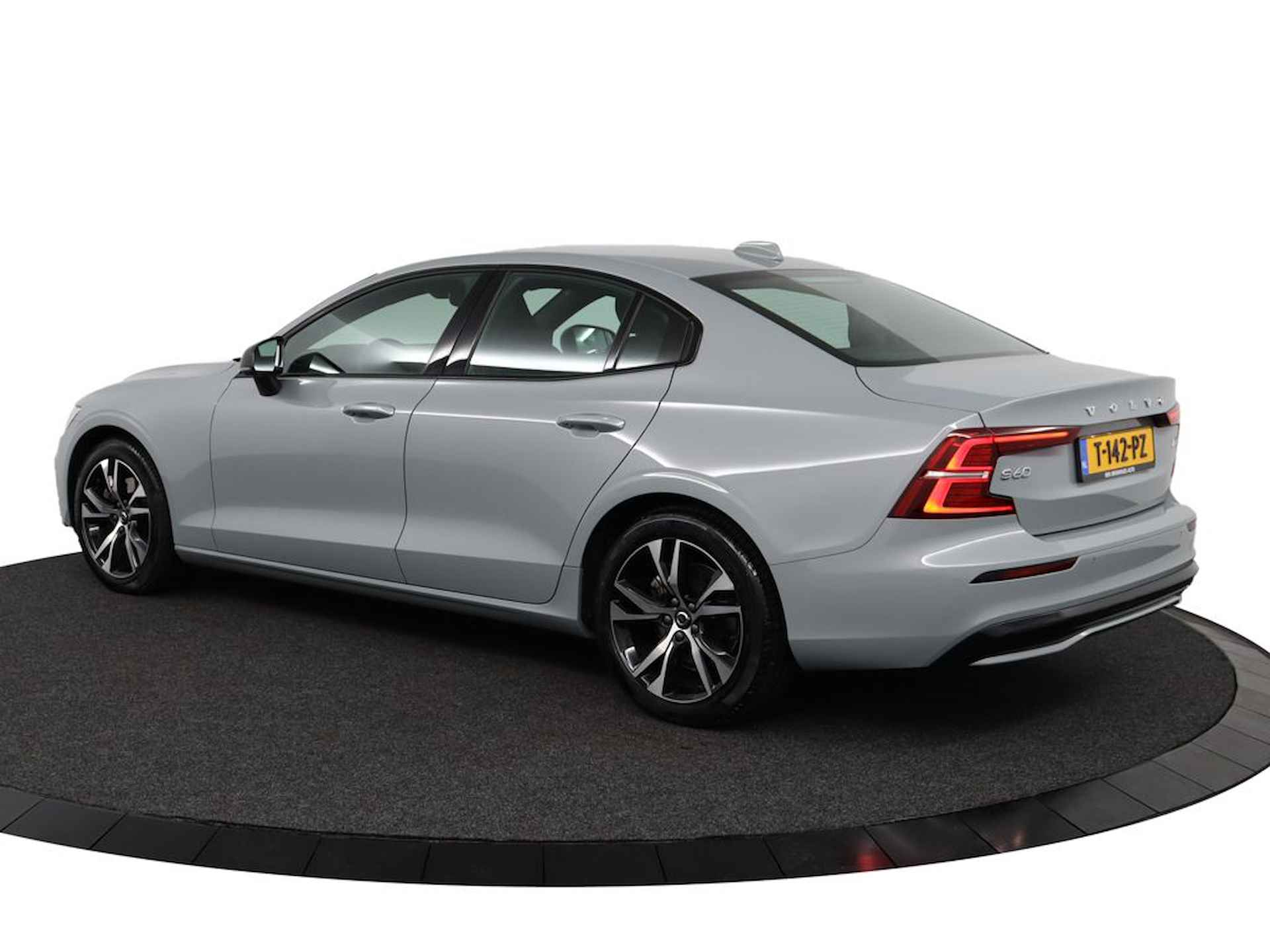 Volvo S60 B4 Plus Dark | Stoel & stuurwielverwarming | Adaptieve cruise control | Park assist voor & achter | Parkassist camera | DAB+ | A Elektrisch verstelbare voorstoelen incl. geheugen | - 12/49