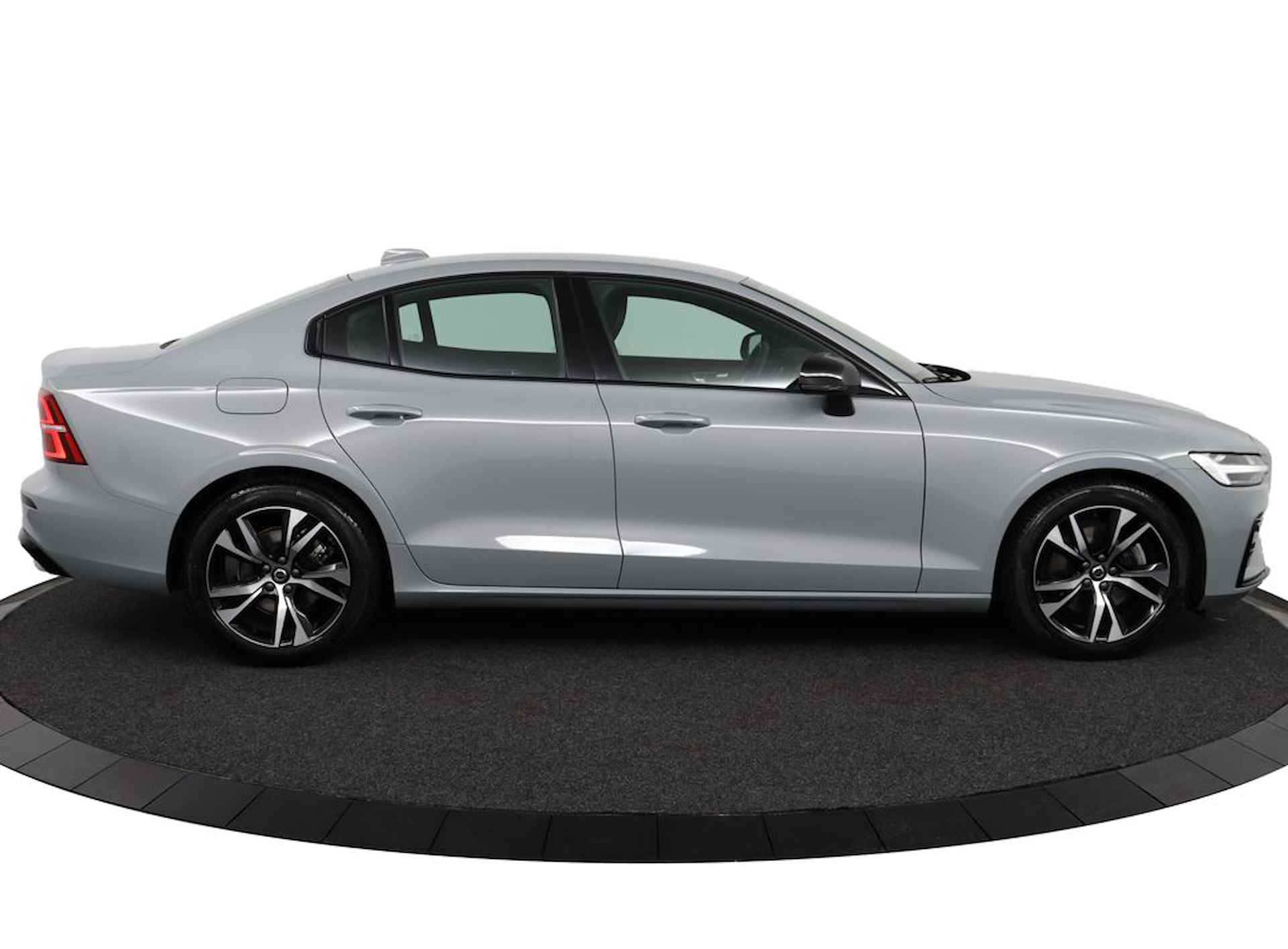 Volvo S60 B4 Plus Dark | Stoel & stuurwielverwarming | Adaptieve cruise control | Park assist voor & achter | Parkassist camera | DAB+ | A Elektrisch verstelbare voorstoelen incl. geheugen | - 13/49