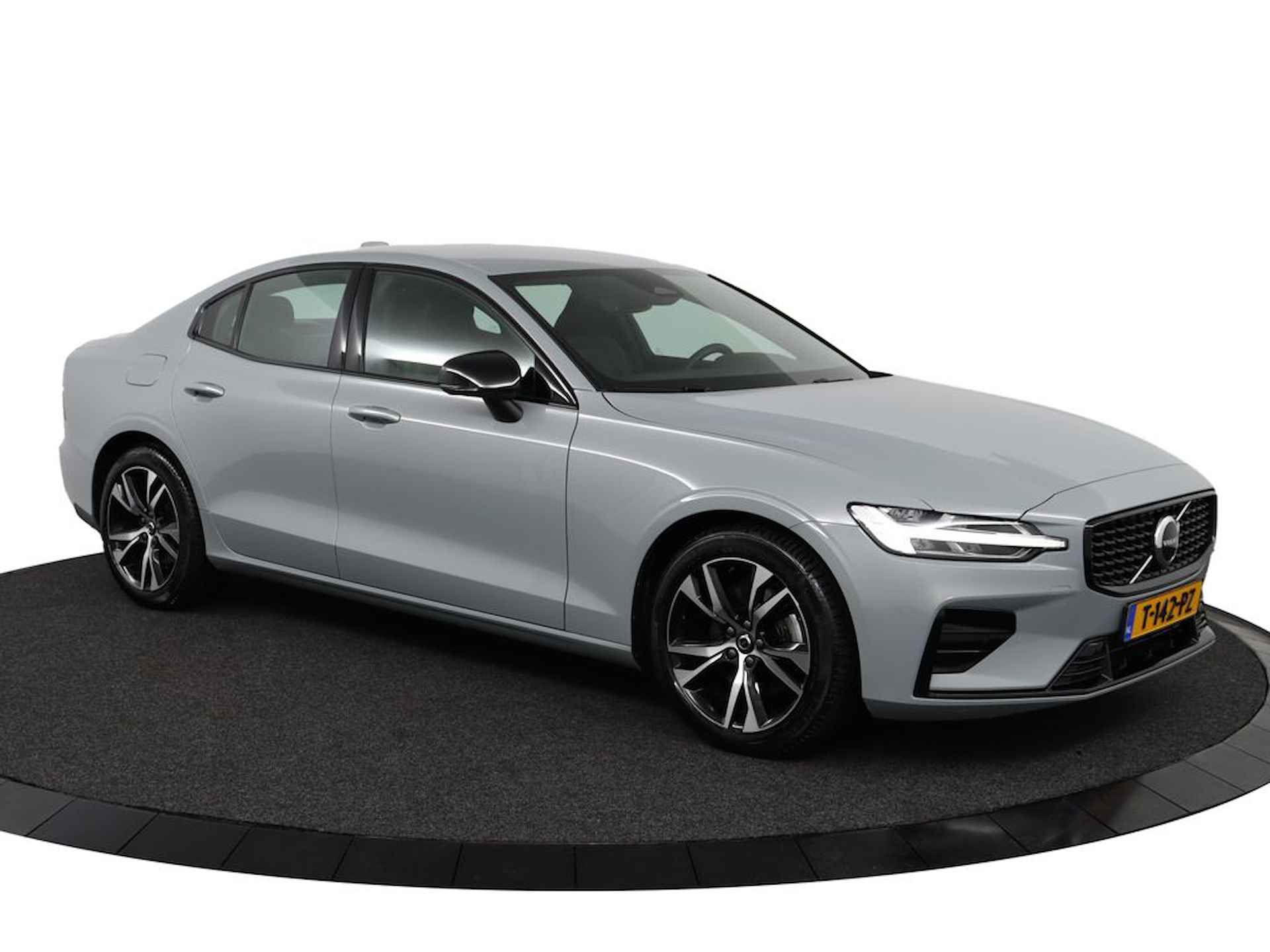 Volvo S60 B4 Plus Dark | Stoel & stuurwielverwarming | Adaptieve cruise control | Park assist voor & achter | Parkassist camera | DAB+ | A Elektrisch verstelbare voorstoelen incl. geheugen | - 14/49