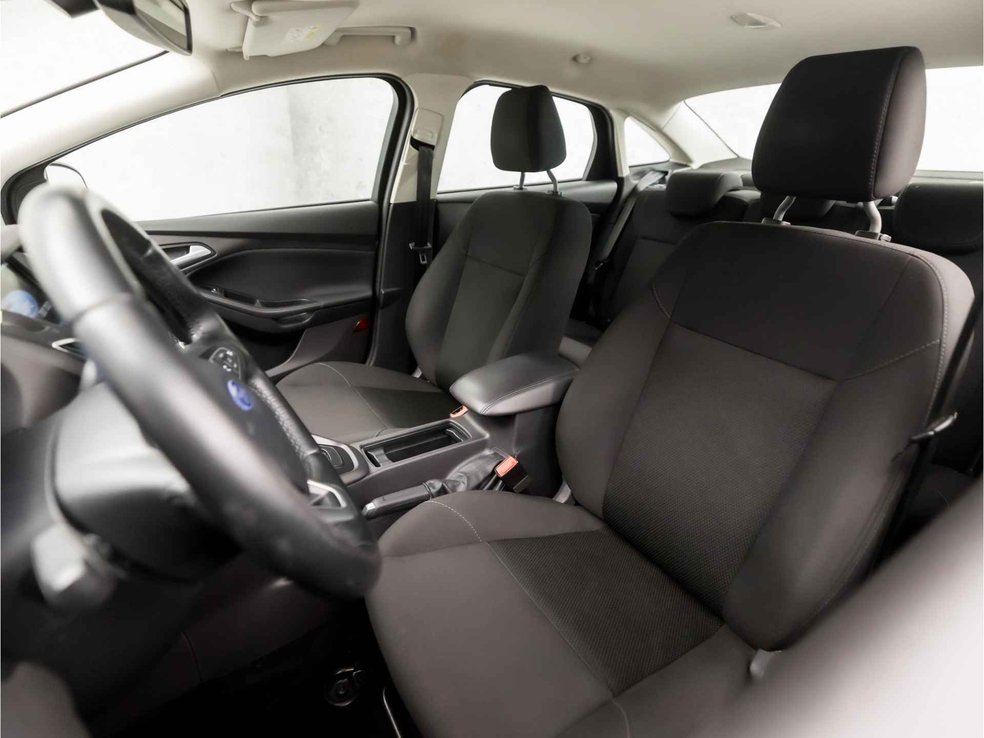 Ford Focus 1.5 Titanium Edition 150Pk Automaat (NAVIGATIE, CLIMATE, STOELVERWARMING, XENON, LM VELGEN, SPORTSTOELEN, PARKEERSENSOREN, ARMSTEUN, NIEUWE APK, NIEUWSTAAT) - 14/34