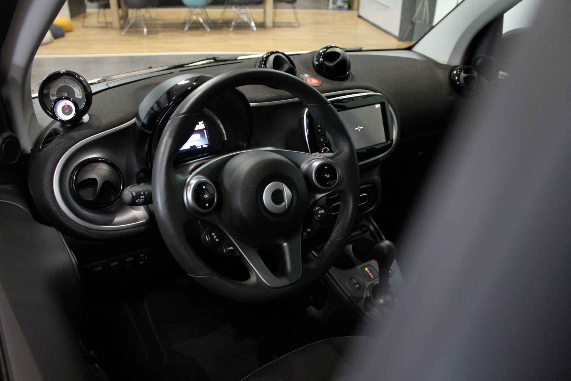 Smart Fortwo cabrio electric drive passion | Subsidie €. 2.000,- | Netto €. 11.995,- | Cabrio | - 5/18