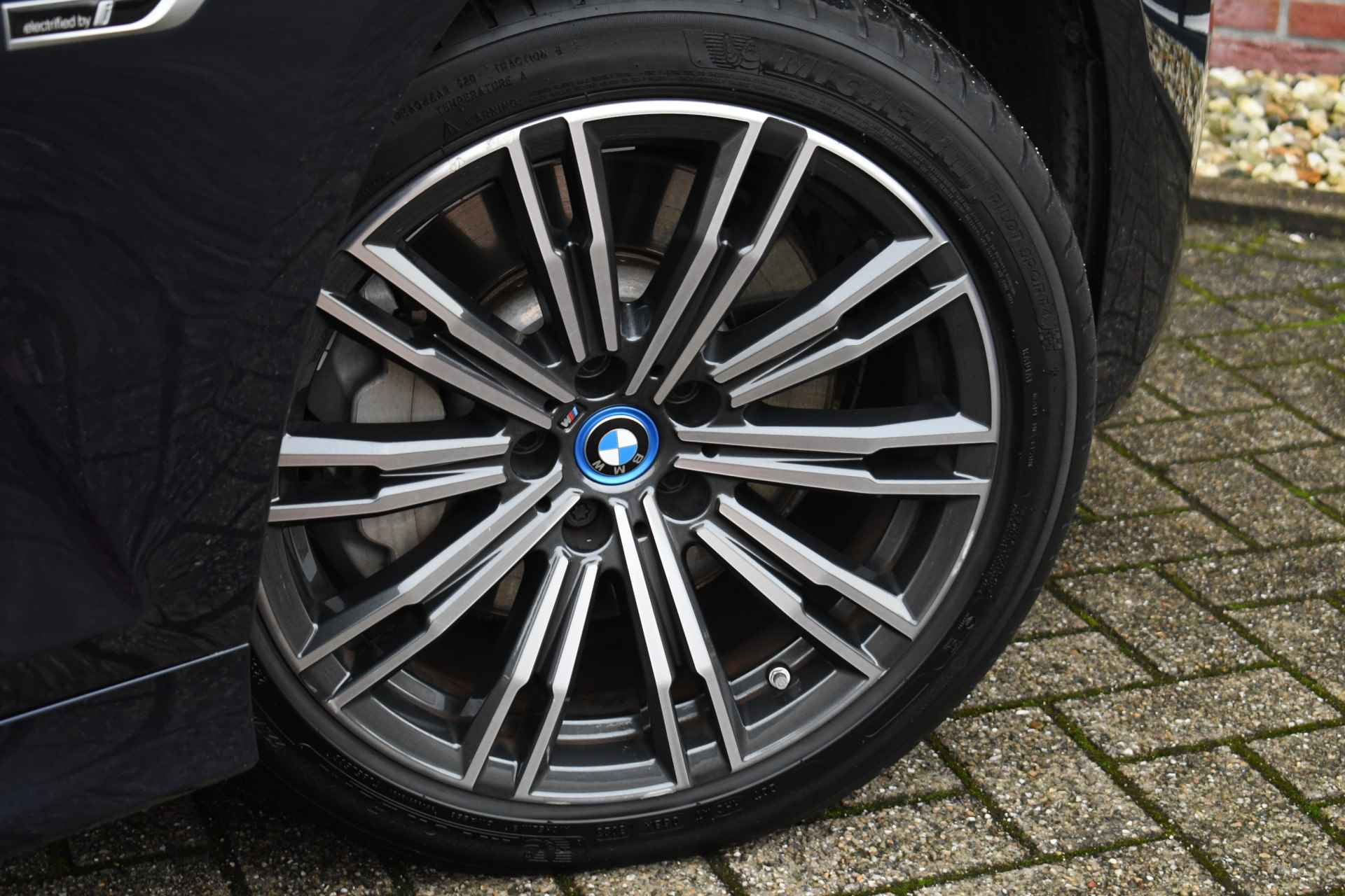 BMW 3 Serie Touring 330e xDrive M-Sport Pano Trekhaak Camera HiFi - 9/80