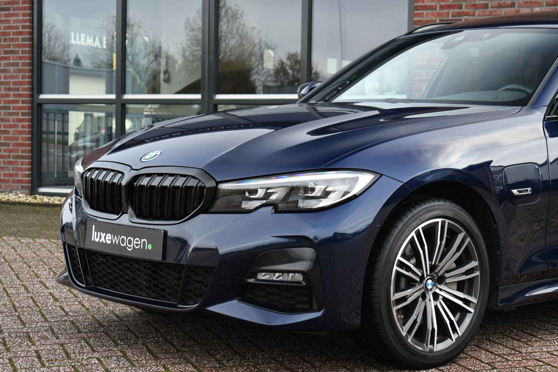 BMW 3 Serie Touring 330e xDrive M-Sport Pano Trekhaak Camera HiFi - 21/80