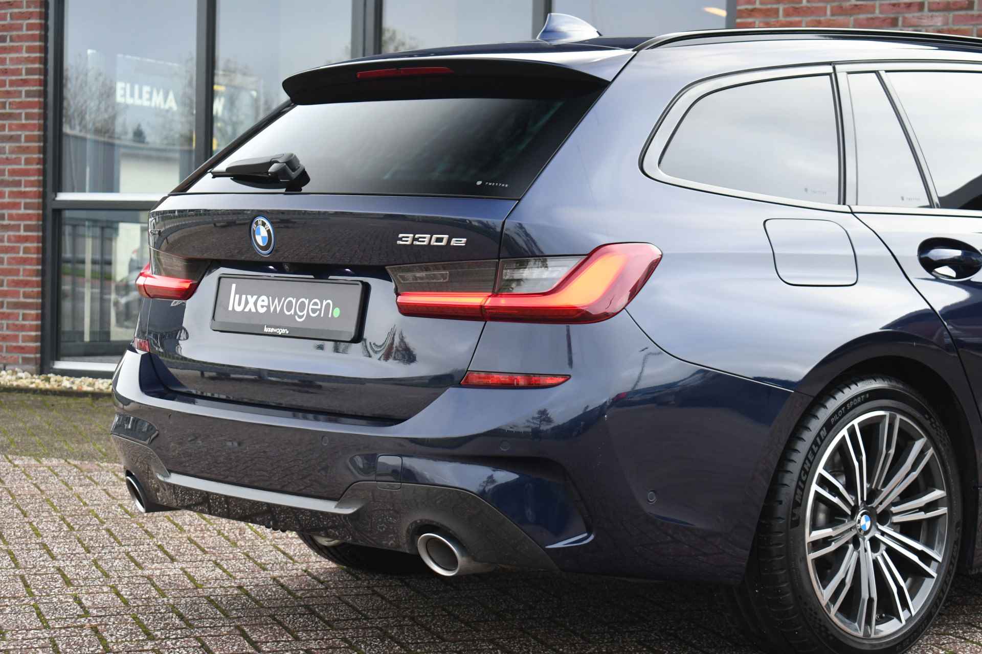 BMW 3 Serie Touring 330e xDrive M-Sport Pano Trekhaak Camera HiFi - 22/80