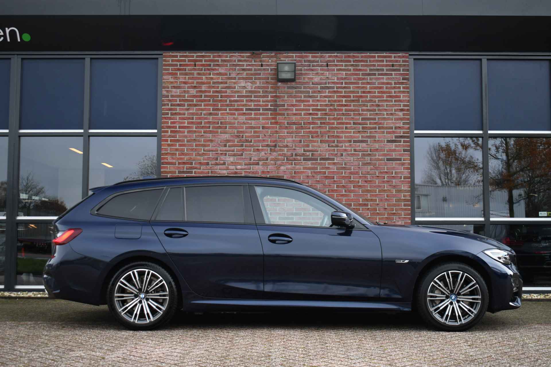 BMW 3 Serie Touring 330e xDrive M-Sport Pano Trekhaak Camera HiFi - 31/80