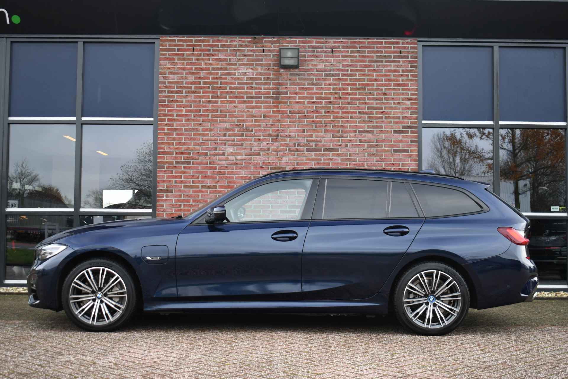 BMW 3 Serie Touring 330e xDrive M-Sport Pano Trekhaak Camera HiFi - 32/80