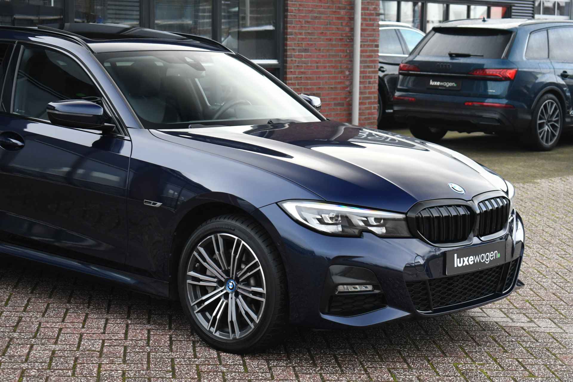 BMW 3 Serie Touring 330e xDrive M-Sport Pano Trekhaak Camera HiFi - 33/80