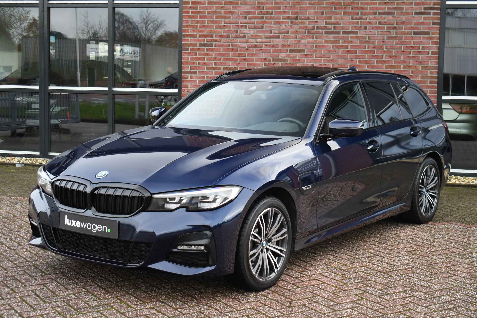 BMW 3 Serie Touring 330e xDrive M-Sport Pano Trekhaak Camera HiFi - 41/80