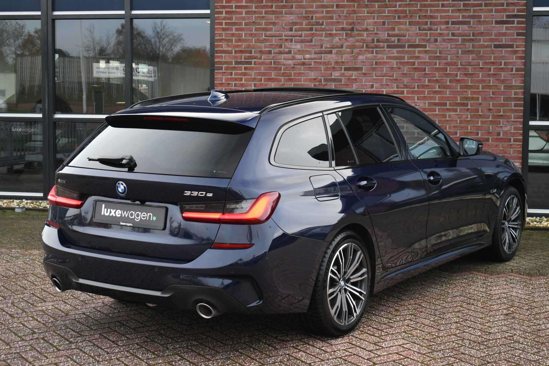 BMW 3 Serie Touring 330e xDrive M-Sport Pano Trekhaak Camera HiFi - 42/80