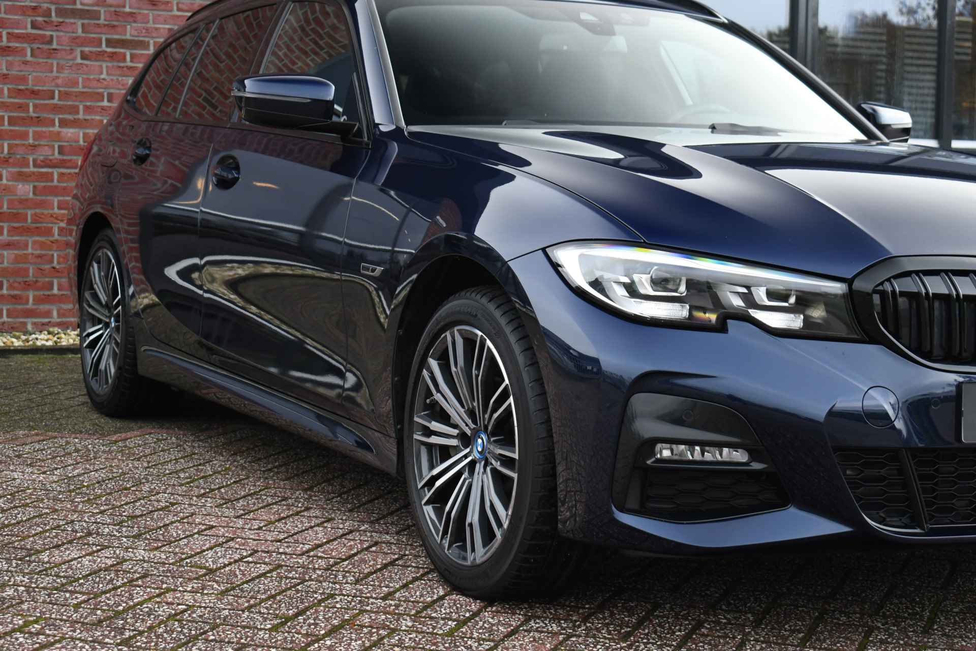 BMW 3 Serie Touring 330e xDrive M-Sport Pano Trekhaak Camera HiFi - 43/80