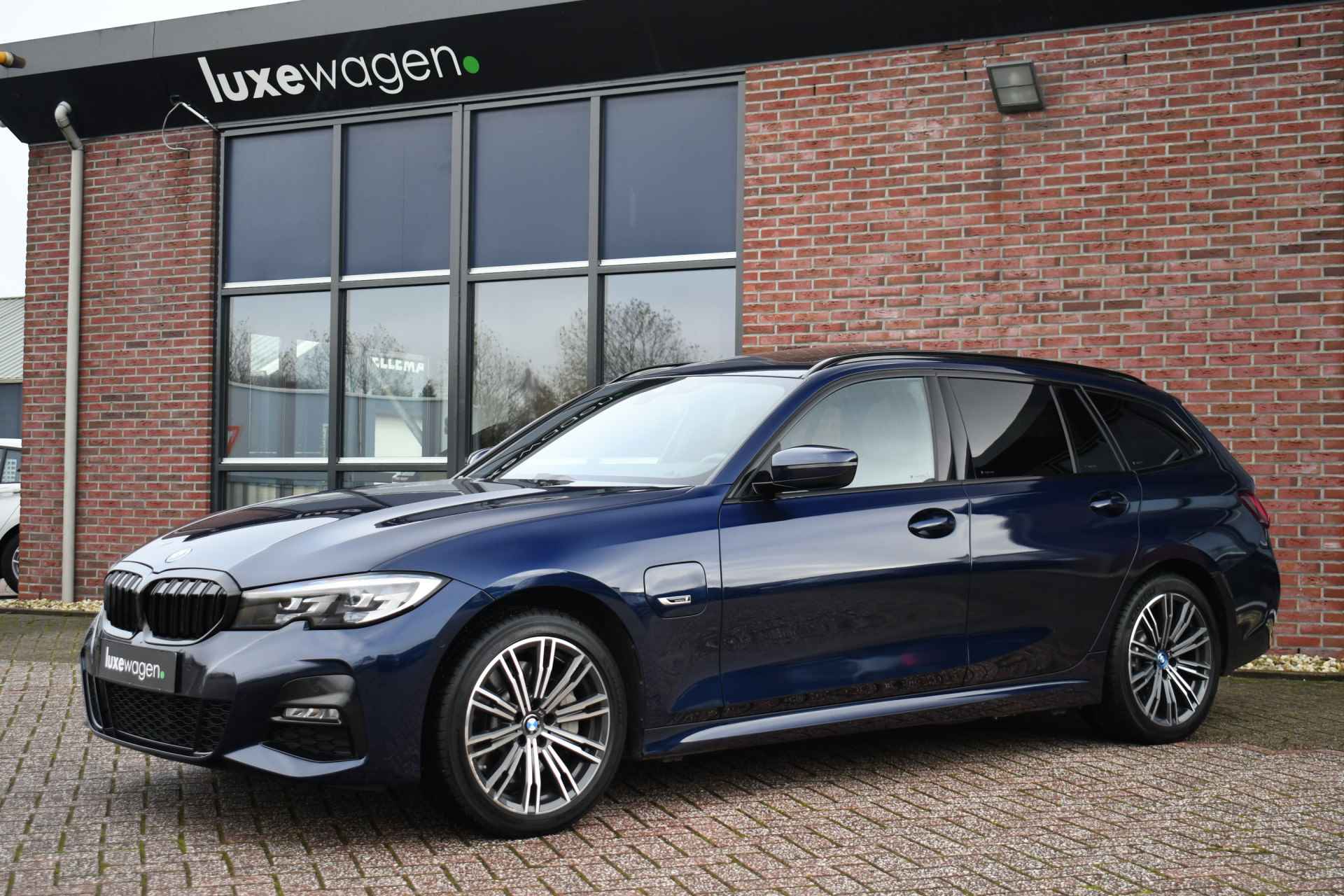 BMW 3 Serie Touring 330e xDrive M-Sport Pano Trekhaak Camera HiFi - 53/80