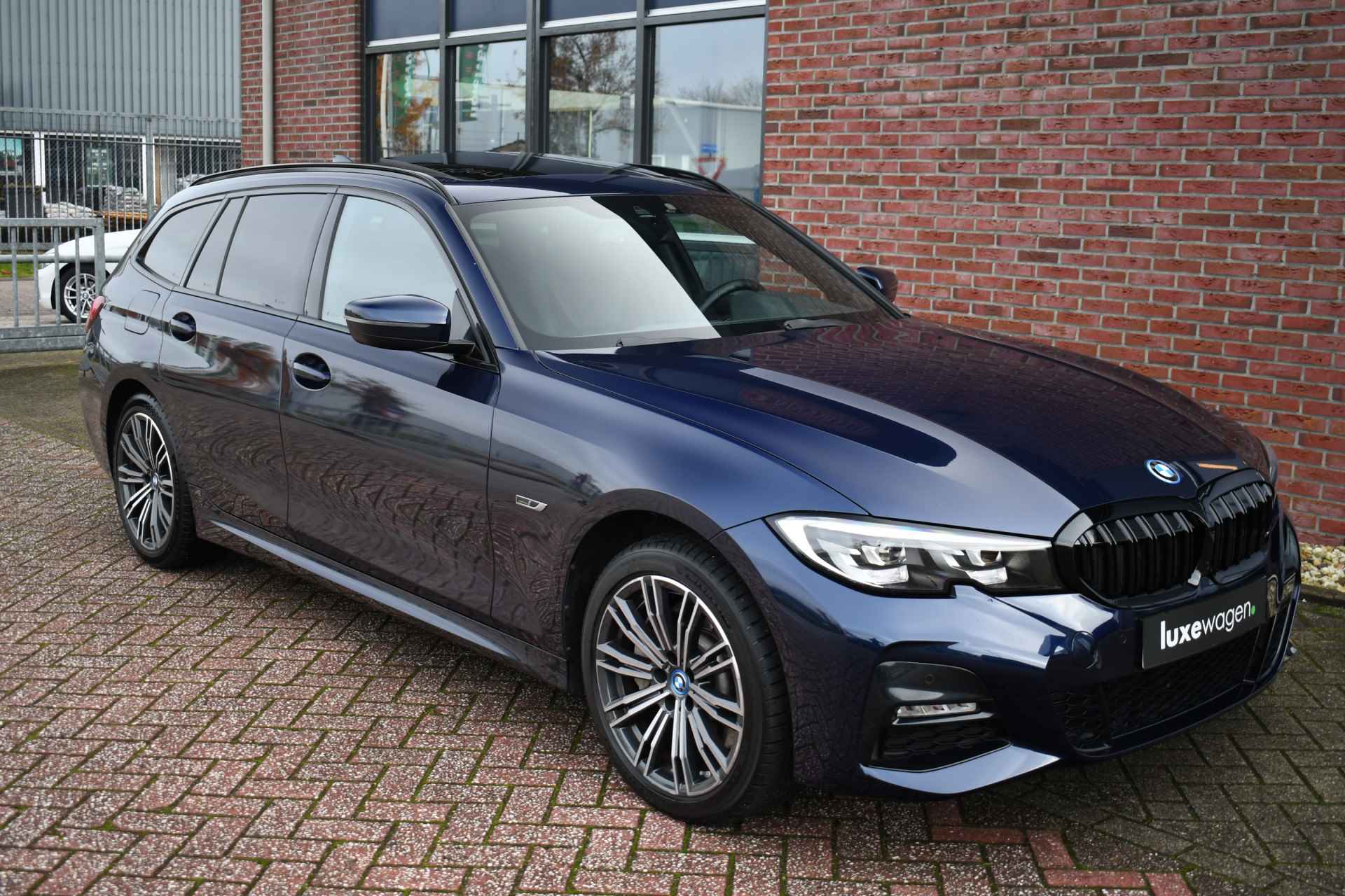 BMW 3 Serie Touring 330e xDrive M-Sport Pano Trekhaak Camera HiFi - 61/80