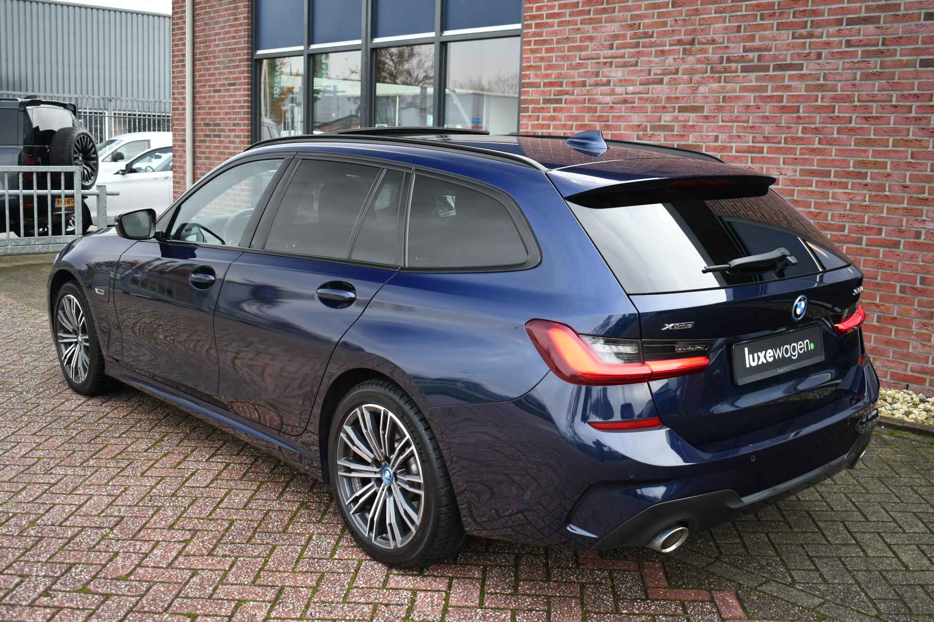 BMW 3 Serie Touring 330e xDrive M-Sport Pano Trekhaak Camera HiFi - 62/80