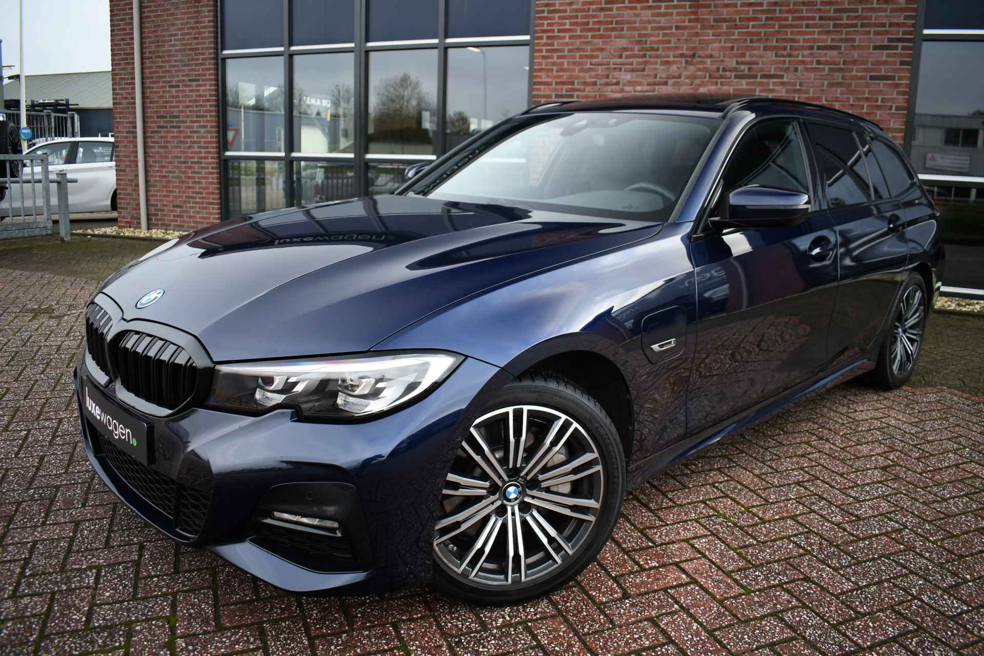 BMW 3 Serie Touring 330e xDrive M-Sport Pano Trekhaak Camera HiFi - 73/80