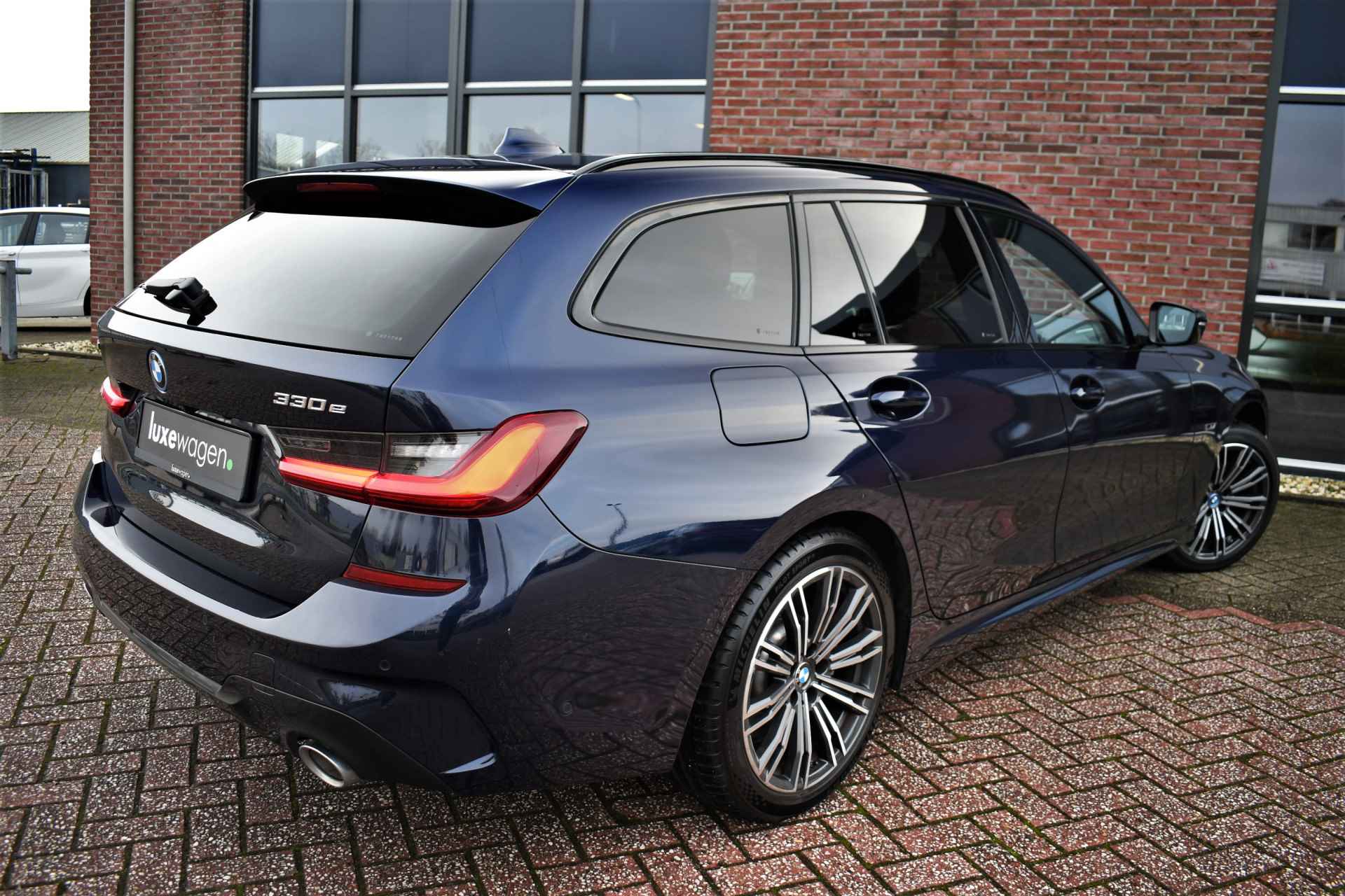 BMW 3 Serie Touring 330e xDrive M-Sport Pano Trekhaak Camera HiFi - 74/80