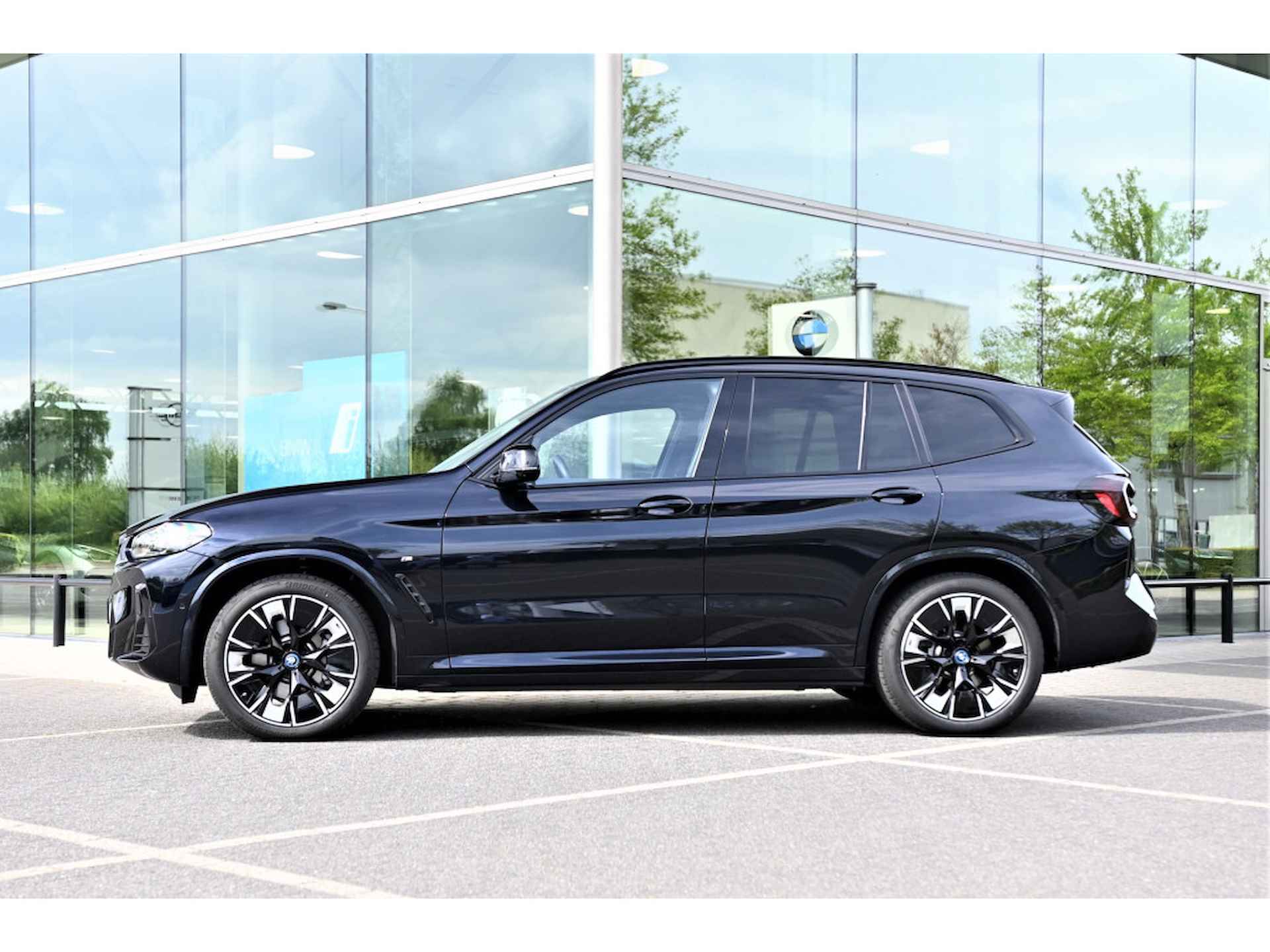 BMW iX3 High Executive 80 kWh / Trekhaak / Adaptieve LED / Parking Assistant Plus / Sportstoelen / Gesture Control / Comfort Access - 4/39