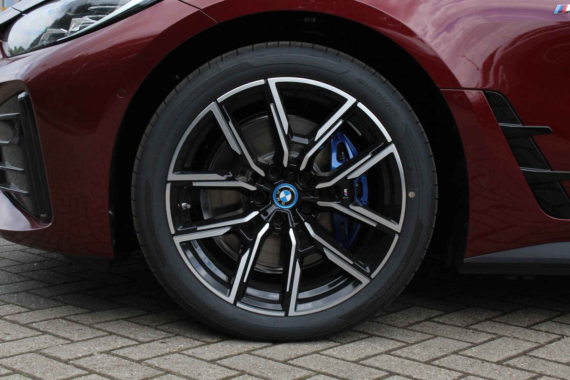 BMW i4 eDrive35 High Executive M Sport 70 kWh / Trekhaak / Parking Assistant Plus / Driving Assistant Professional / Stoelverwarming / Extra getint glas achter - 11/26