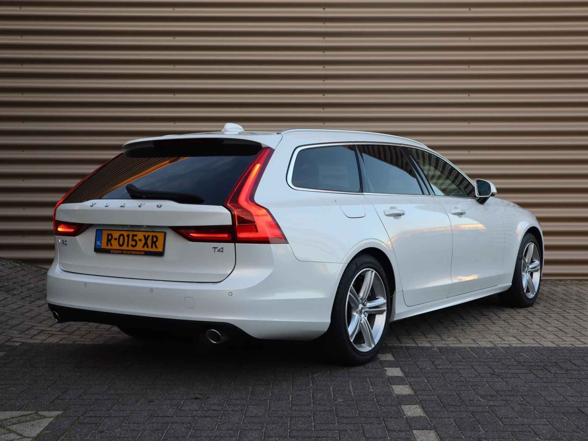 Volvo V90 T4 Momentum l Adaptieve Cruise Control met Pilot Assist l Verwarmbare voorstoelen & achterbank l Verwarmbaar stuurwiel l Parkeerverwarming met timer l Park Assist voor + achter l Keyless Entry l Alarm Klasse III l 2-zone Electronic Climate Control l Apple CarPlay l Semi-elektrische trekhaak l18 inch lichtmetalen wielen - 3/40