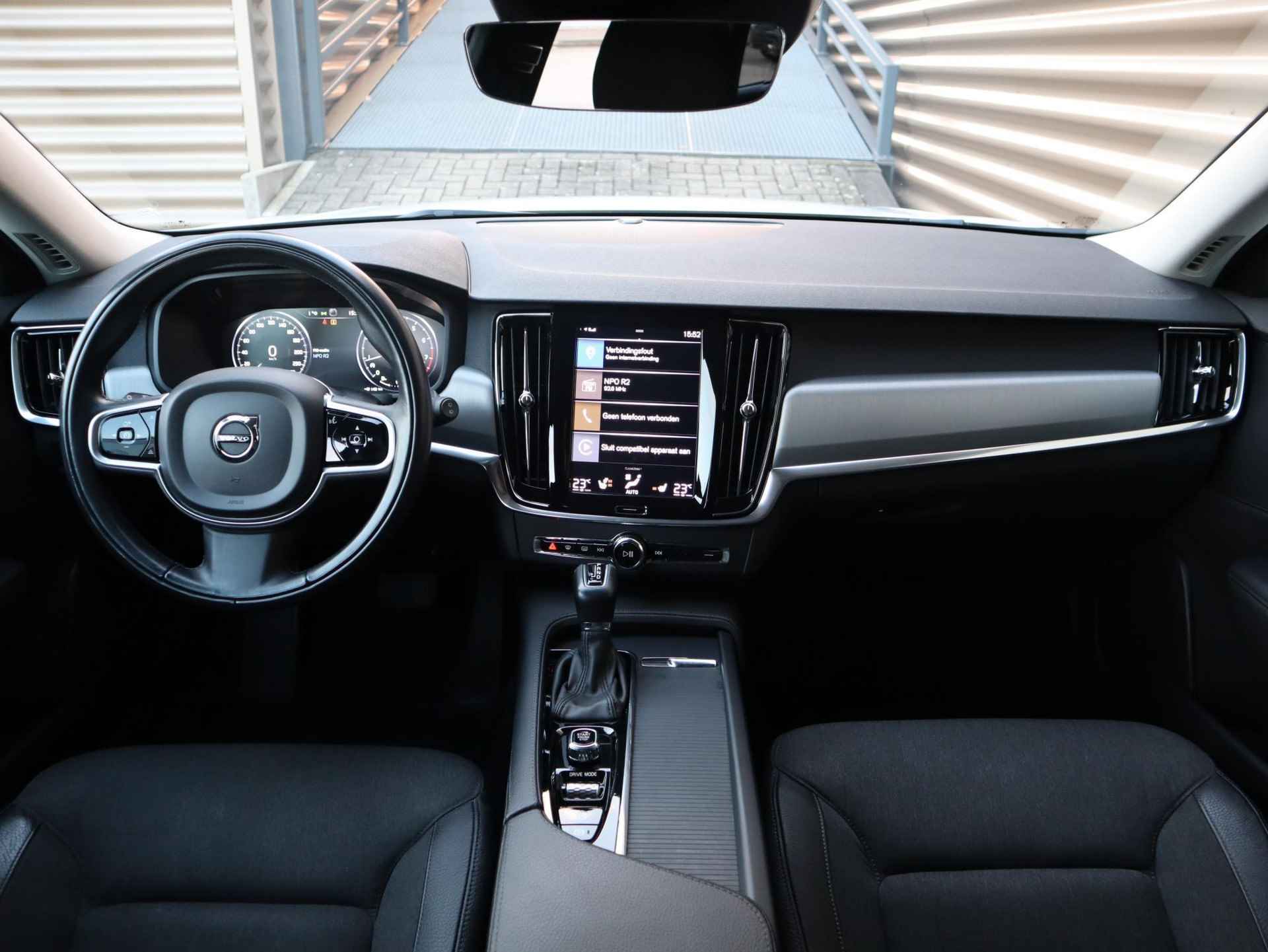 Volvo V90 T4 Momentum l Adaptieve Cruise Control met Pilot Assist l Verwarmbare voorstoelen & achterbank l Verwarmbaar stuurwiel l Parkeerverwarming met timer l Park Assist voor + achter l Keyless Entry l Alarm Klasse III l 2-zone Electronic Climate Control l Apple CarPlay l Semi-elektrische trekhaak l18 inch lichtmetalen wielen - 4/40