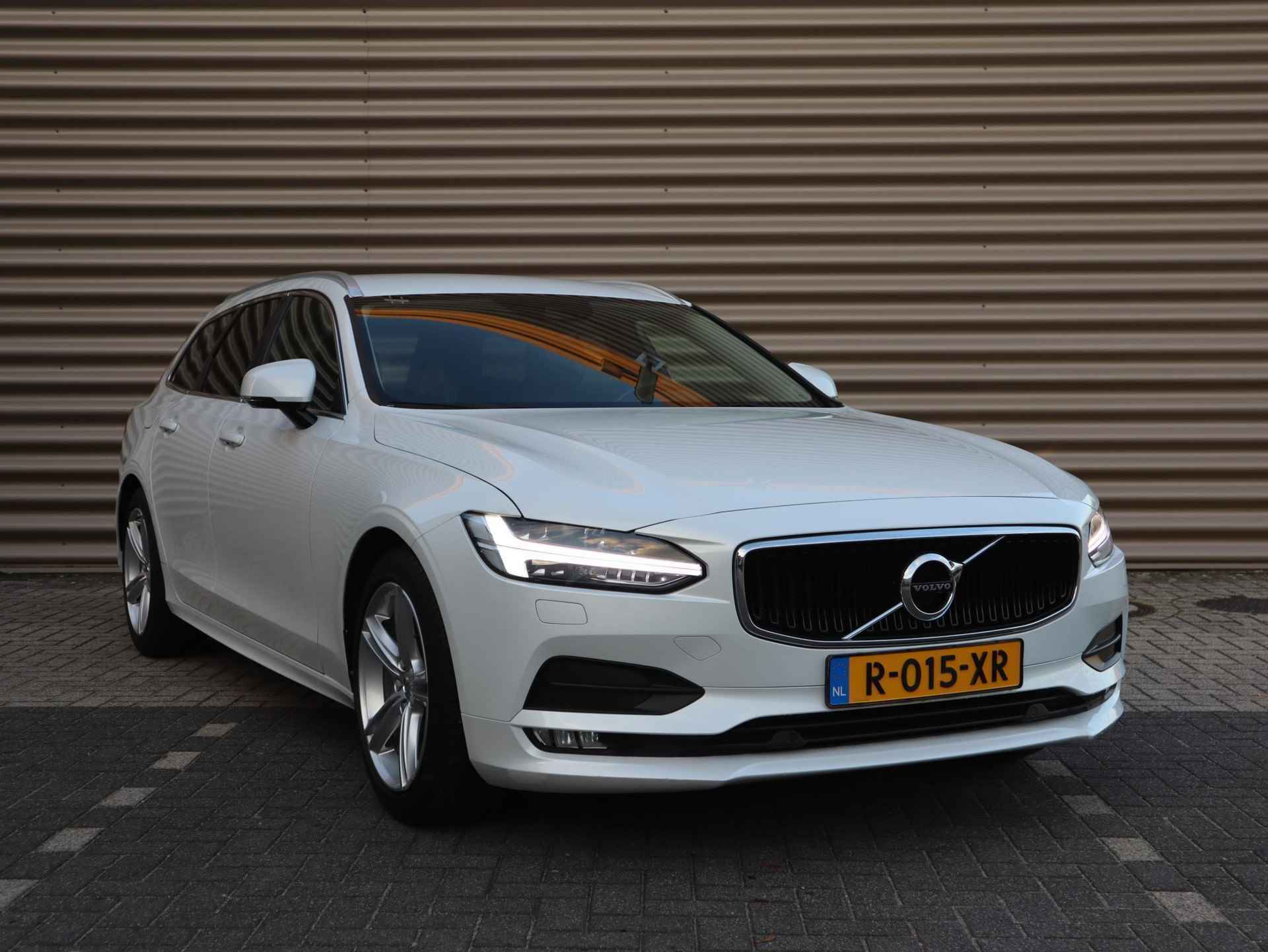 Volvo V90 T4 Momentum l Adaptieve Cruise Control met Pilot Assist l Verwarmbare voorstoelen & achterbank l Verwarmbaar stuurwiel l Parkeerverwarming met timer l Park Assist voor + achter l Keyless Entry l Alarm Klasse III l 2-zone Electronic Climate Control l Apple CarPlay l Semi-elektrische trekhaak l18 inch lichtmetalen wielen - 6/40