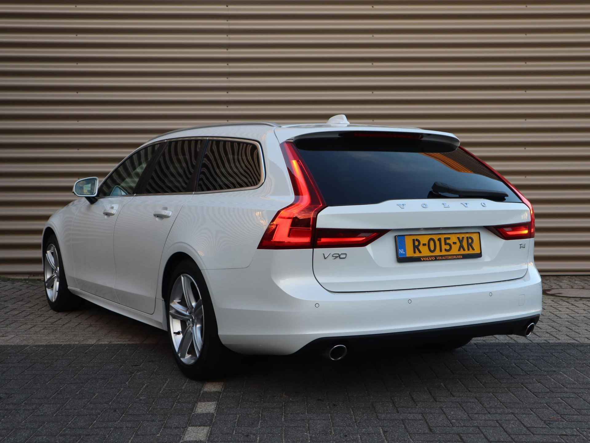 Volvo V90 T4 Momentum l Adaptieve Cruise Control met Pilot Assist l Verwarmbare voorstoelen & achterbank l Verwarmbaar stuurwiel l Parkeerverwarming met timer l Park Assist voor + achter l Keyless Entry l Alarm Klasse III l 2-zone Electronic Climate Control l Apple CarPlay l Semi-elektrische trekhaak l18 inch lichtmetalen wielen - 8/40