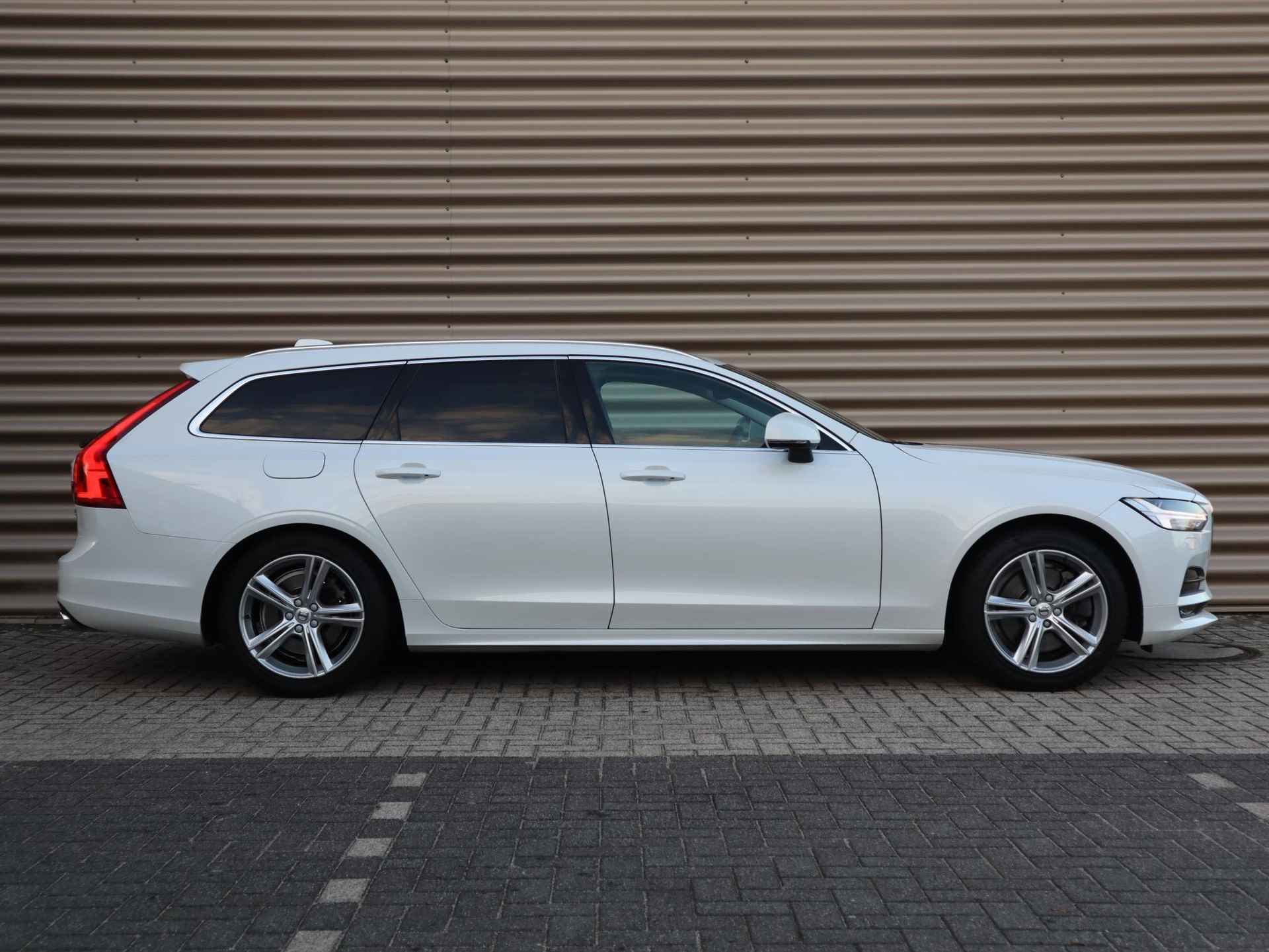 Volvo V90 T4 Momentum l Adaptieve Cruise Control met Pilot Assist l Verwarmbare voorstoelen & achterbank l Verwarmbaar stuurwiel l Parkeerverwarming met timer l Park Assist voor + achter l Keyless Entry l Alarm Klasse III l 2-zone Electronic Climate Control l Apple CarPlay l Semi-elektrische trekhaak l18 inch lichtmetalen wielen - 10/40