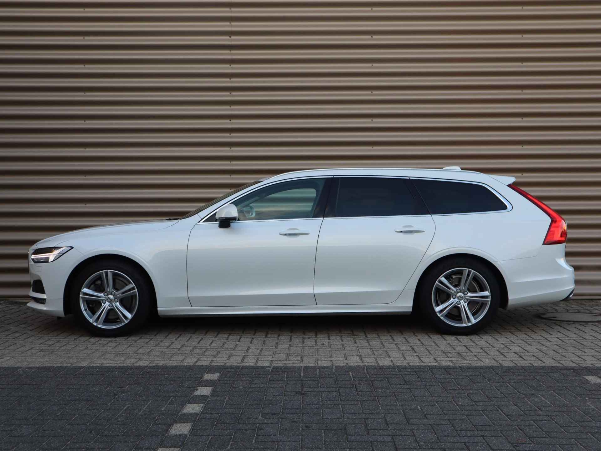 Volvo V90 T4 Momentum l Adaptieve Cruise Control met Pilot Assist l Verwarmbare voorstoelen & achterbank l Verwarmbaar stuurwiel l Parkeerverwarming met timer l Park Assist voor + achter l Keyless Entry l Alarm Klasse III l 2-zone Electronic Climate Control l Apple CarPlay l Semi-elektrische trekhaak l18 inch lichtmetalen wielen - 12/40