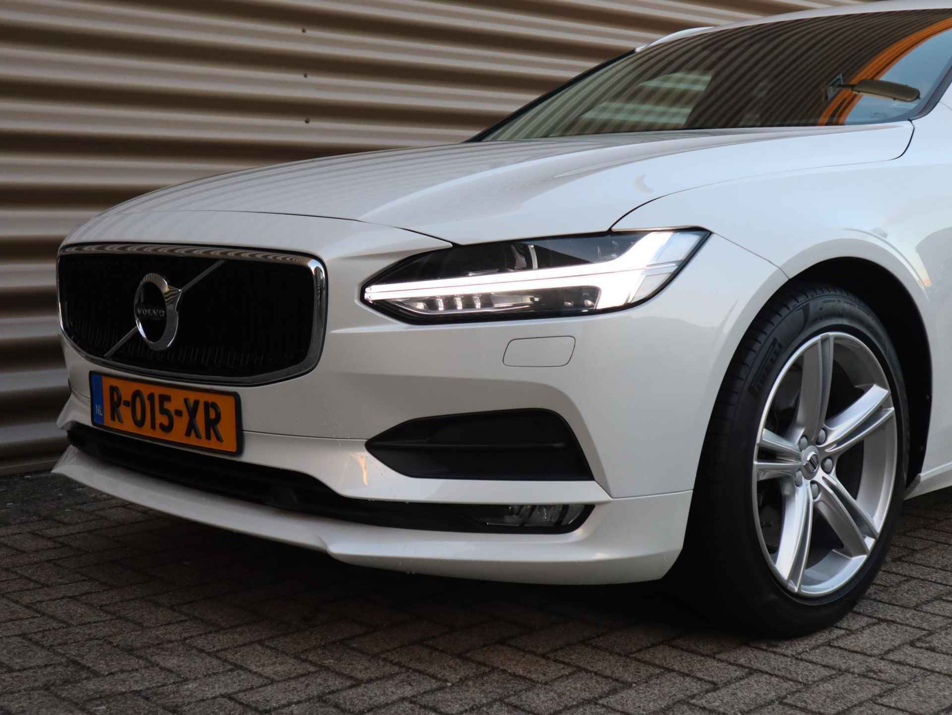 Volvo V90 T4 Momentum l Adaptieve Cruise Control met Pilot Assist l Verwarmbare voorstoelen & achterbank l Verwarmbaar stuurwiel l Parkeerverwarming met timer l Park Assist voor + achter l Keyless Entry l Alarm Klasse III l 2-zone Electronic Climate Control l Apple CarPlay l Semi-elektrische trekhaak l18 inch lichtmetalen wielen - 17/40