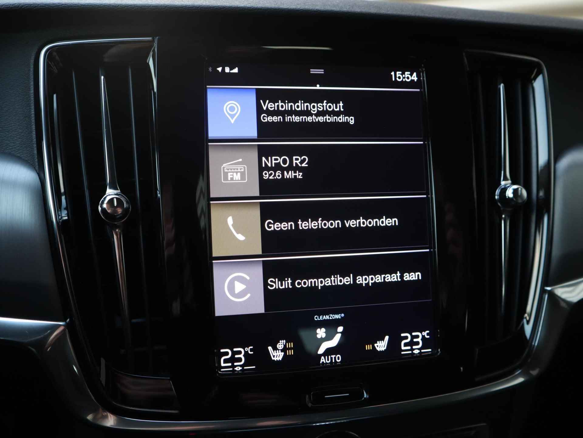 Volvo V90 T4 Momentum l Adaptieve Cruise Control met Pilot Assist l Verwarmbare voorstoelen & achterbank l Verwarmbaar stuurwiel l Parkeerverwarming met timer l Park Assist voor + achter l Keyless Entry l Alarm Klasse III l 2-zone Electronic Climate Control l Apple CarPlay l Semi-elektrische trekhaak l18 inch lichtmetalen wielen - 18/40