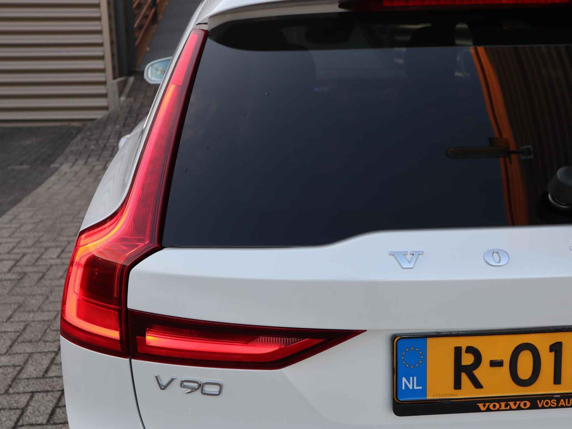 Volvo V90 T4 Momentum l Adaptieve Cruise Control met Pilot Assist l Verwarmbare voorstoelen & achterbank l Verwarmbaar stuurwiel l Parkeerverwarming met timer l Park Assist voor + achter l Keyless Entry l Alarm Klasse III l 2-zone Electronic Climate Control l Apple CarPlay l Semi-elektrische trekhaak l18 inch lichtmetalen wielen - 20/40