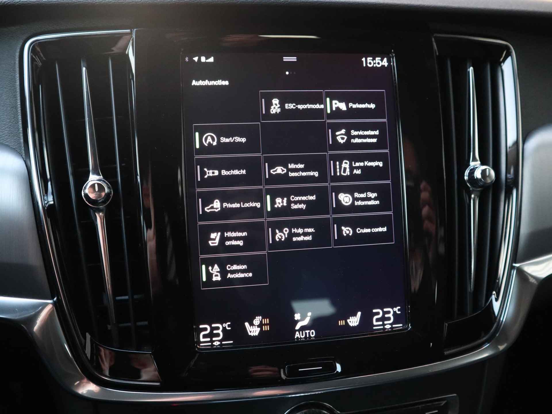 Volvo V90 T4 Momentum l Adaptieve Cruise Control met Pilot Assist l Verwarmbare voorstoelen & achterbank l Verwarmbaar stuurwiel l Parkeerverwarming met timer l Park Assist voor + achter l Keyless Entry l Alarm Klasse III l 2-zone Electronic Climate Control l Apple CarPlay l Semi-elektrische trekhaak l18 inch lichtmetalen wielen - 21/40