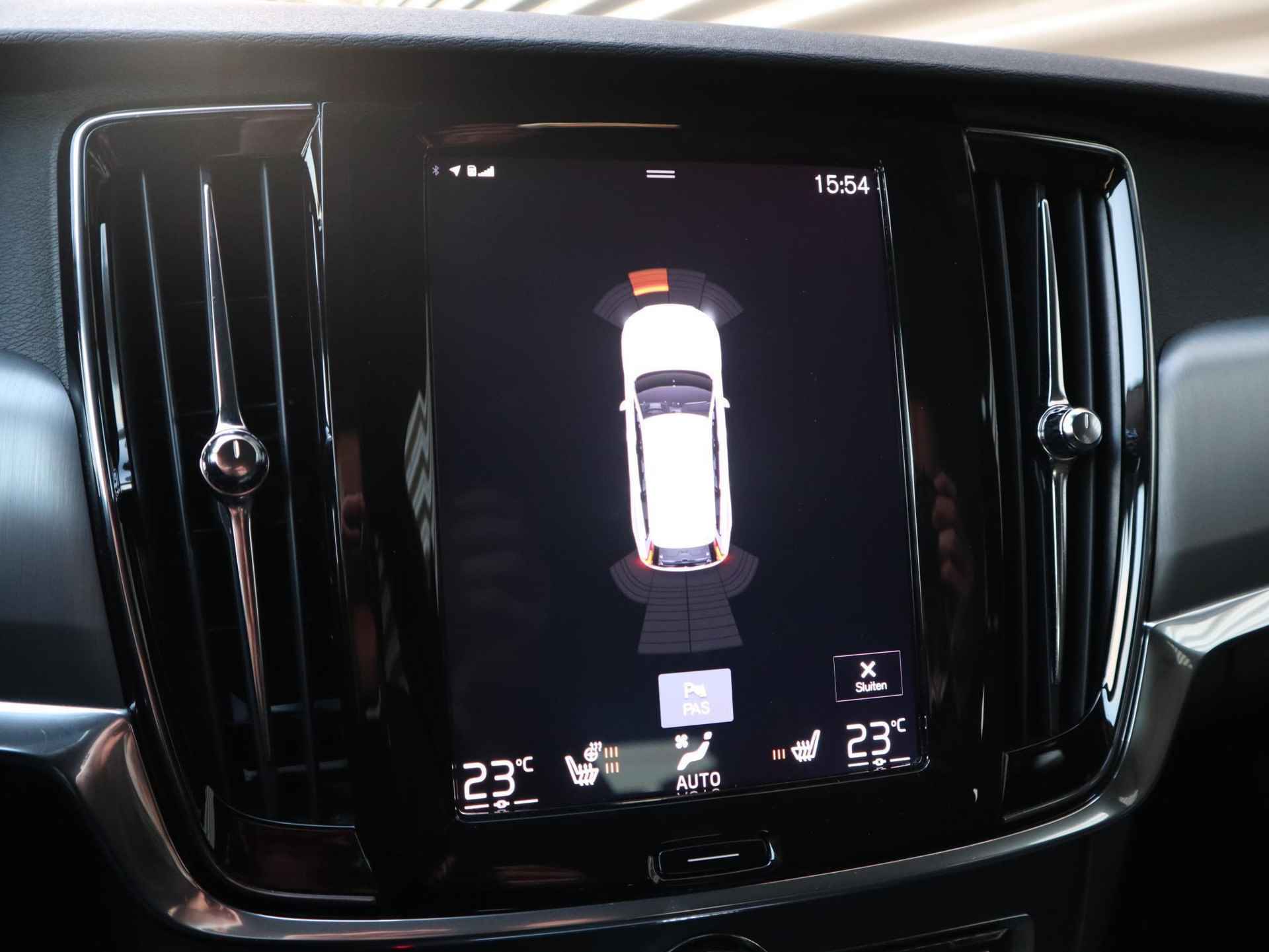 Volvo V90 T4 Momentum l Adaptieve Cruise Control met Pilot Assist l Verwarmbare voorstoelen & achterbank l Verwarmbaar stuurwiel l Parkeerverwarming met timer l Park Assist voor + achter l Keyless Entry l Alarm Klasse III l 2-zone Electronic Climate Control l Apple CarPlay l Semi-elektrische trekhaak l18 inch lichtmetalen wielen - 23/40