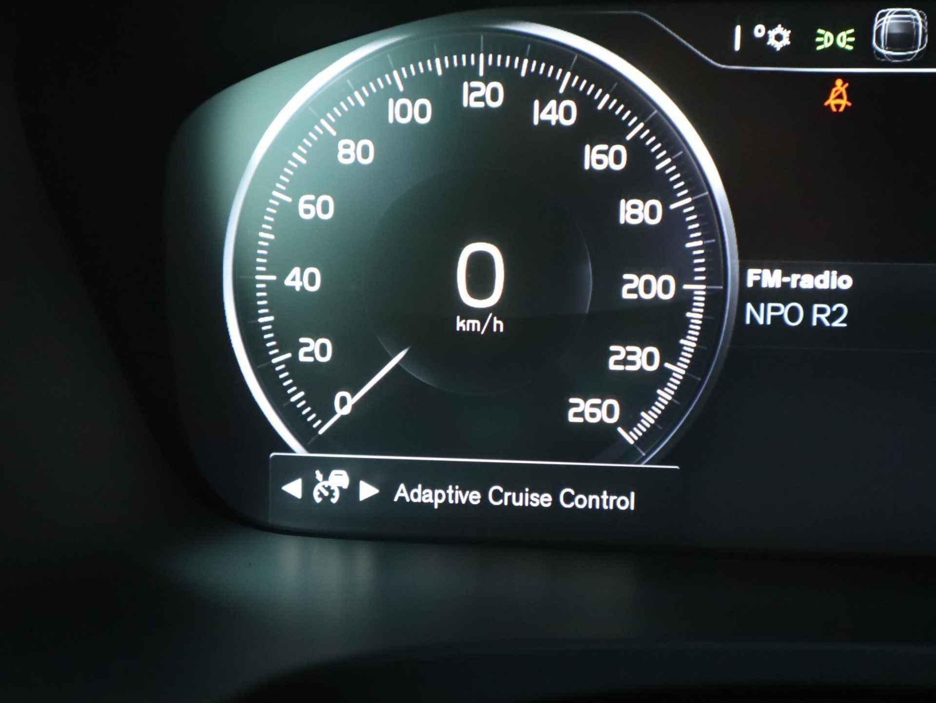 Volvo V90 T4 Momentum l Adaptieve Cruise Control met Pilot Assist l Verwarmbare voorstoelen & achterbank l Verwarmbaar stuurwiel l Parkeerverwarming met timer l Park Assist voor + achter l Keyless Entry l Alarm Klasse III l 2-zone Electronic Climate Control l Apple CarPlay l Semi-elektrische trekhaak l18 inch lichtmetalen wielen - 28/40