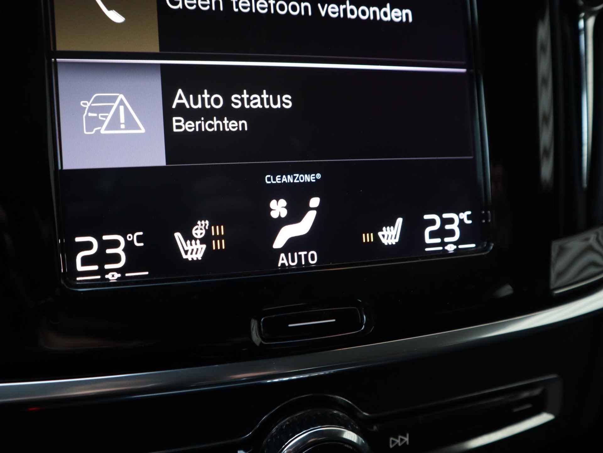 Volvo V90 T4 Momentum l Adaptieve Cruise Control met Pilot Assist l Verwarmbare voorstoelen & achterbank l Verwarmbaar stuurwiel l Parkeerverwarming met timer l Park Assist voor + achter l Keyless Entry l Alarm Klasse III l 2-zone Electronic Climate Control l Apple CarPlay l Semi-elektrische trekhaak l18 inch lichtmetalen wielen - 30/40