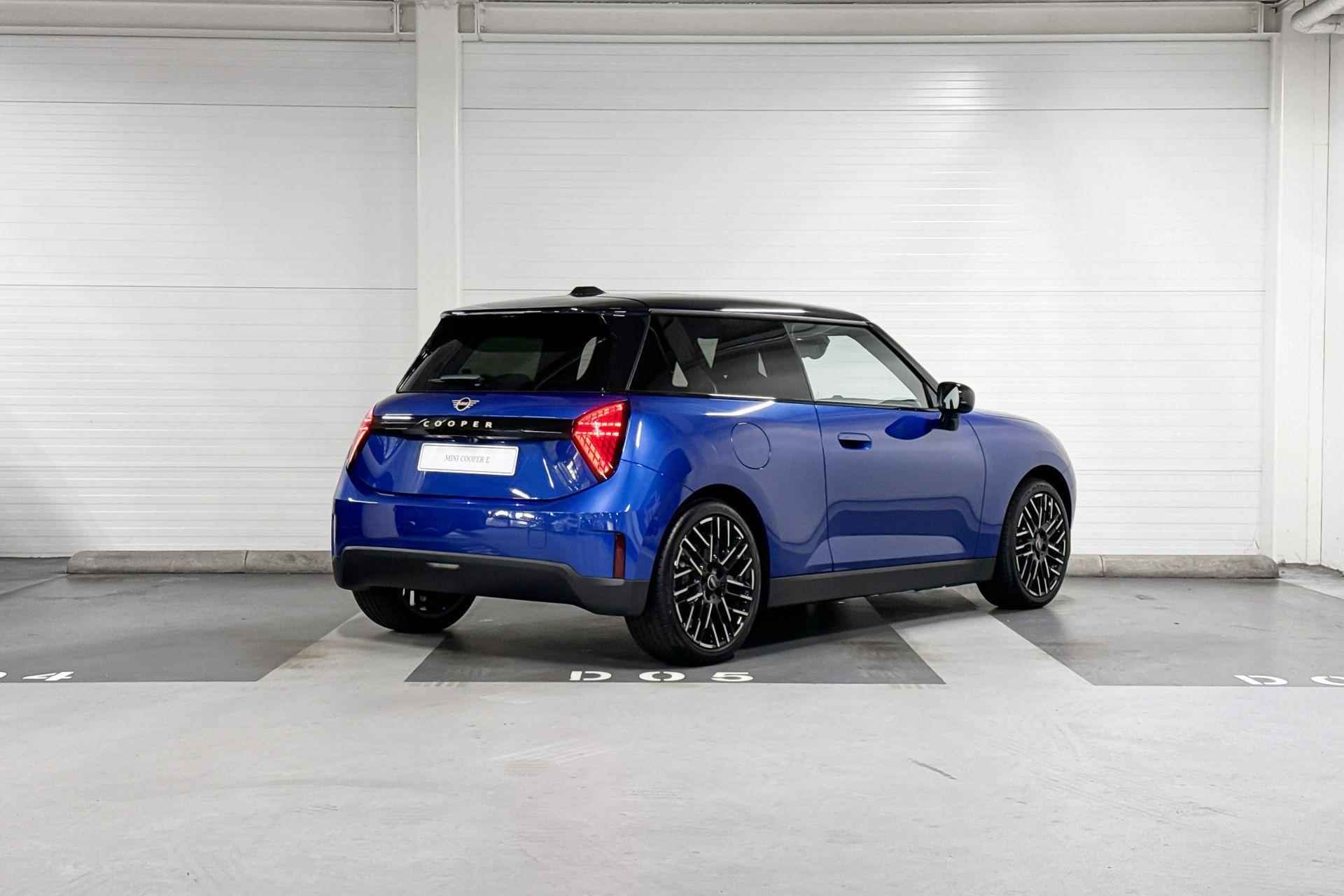 MINI Cooper E | Favoured Uitvoeruing | Pakket M | 18" Night Flash Spoke - 5/18