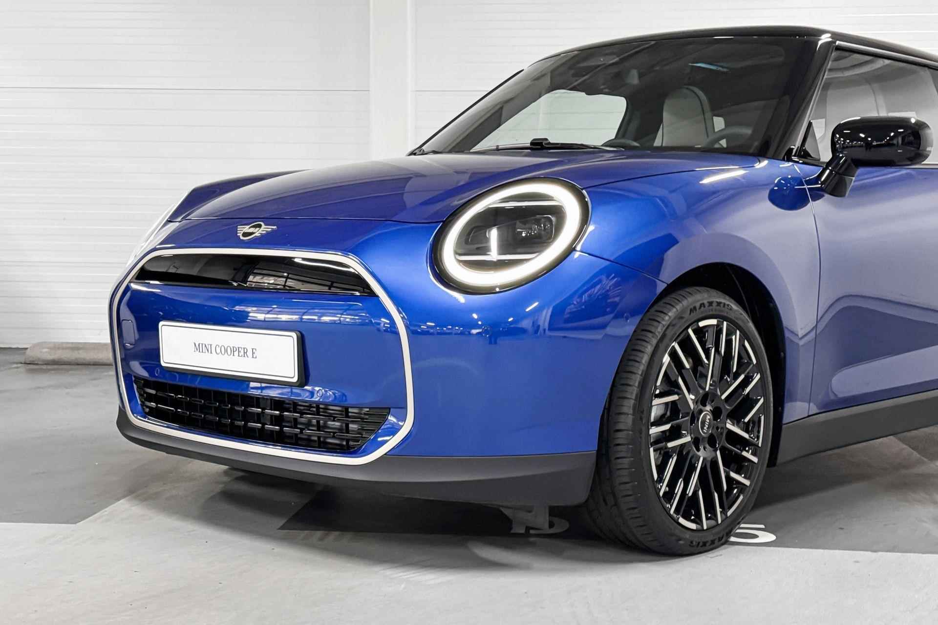 MINI Cooper E | Favoured Uitvoeruing | Pakket M | 18" Night Flash Spoke - 17/18