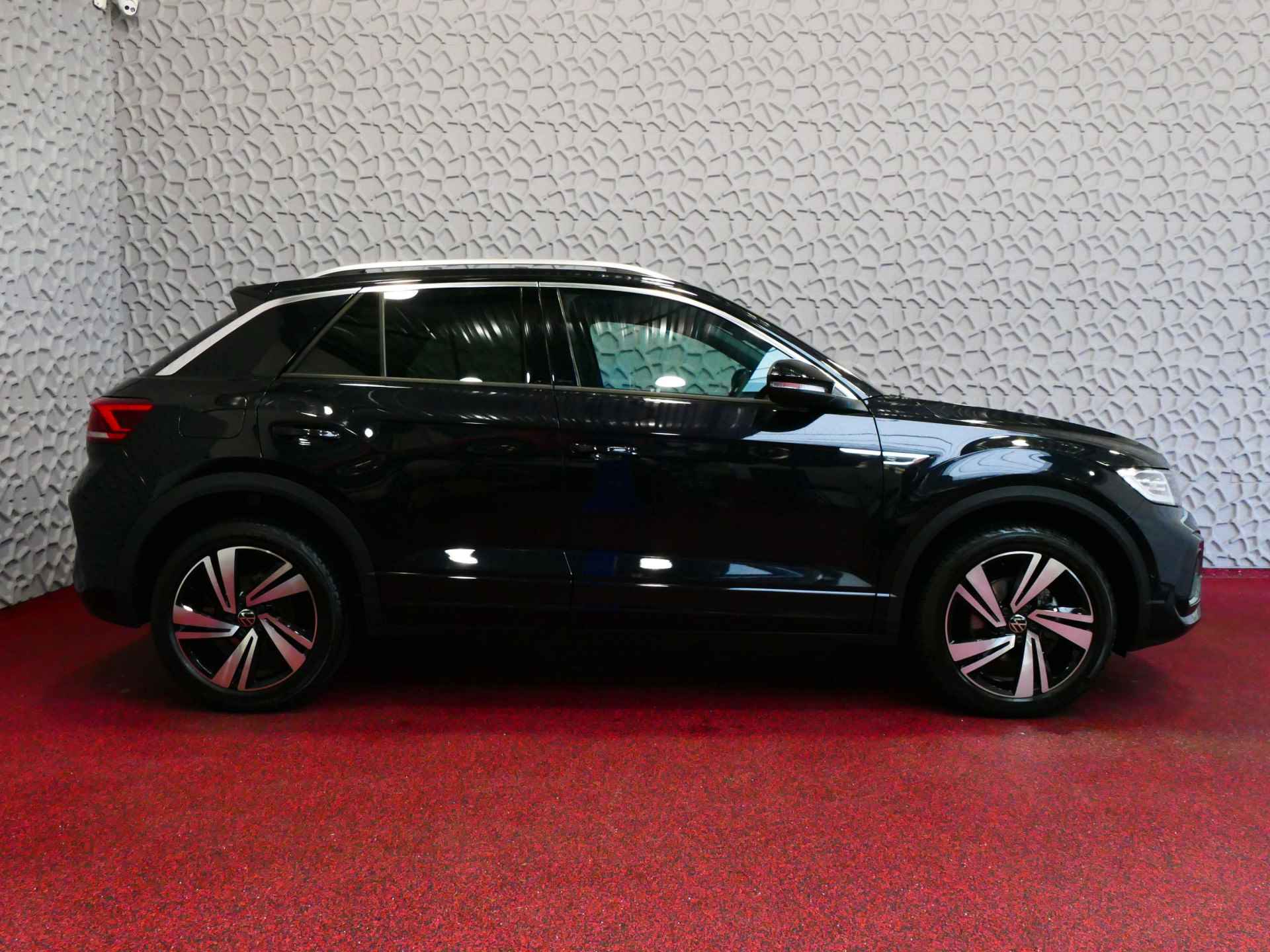 Volkswagen T-Roc 1.5 TSI 150PK R-LINE EVO IQ LIGHT ALCANTARA ELEK.KLEP CARPLAY STOEL/STUUR VERW. 18"LMV VIR.COCKPIT 05/2024 70 BIJNA NIEUWE VOLKSWAGEN'S UIT VOORRAAD LEVERBAAR - 64/77