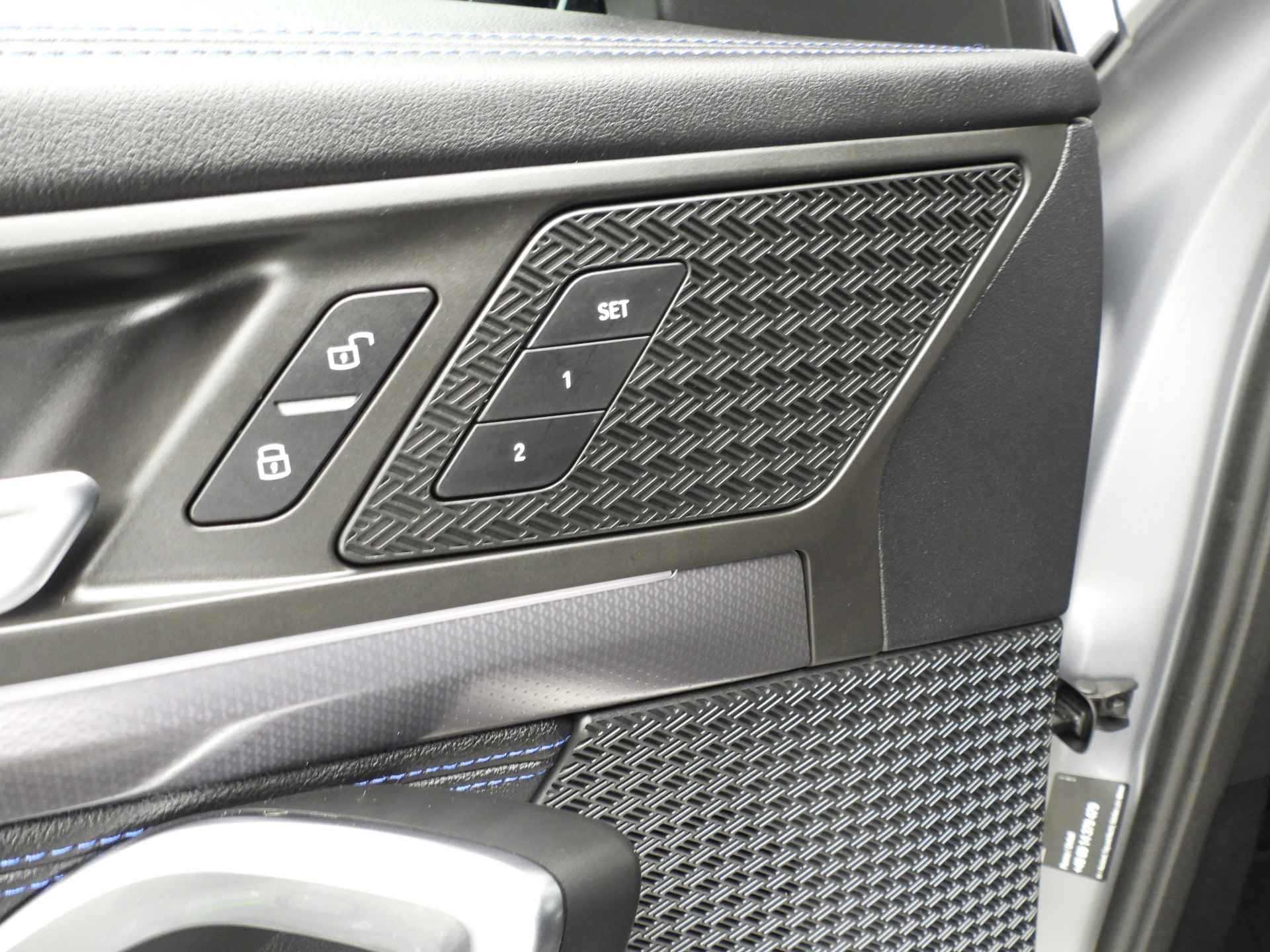 BMW X1 30e xDrive M-Sportpakket LED / Navigatie / Sportstoelen / Trekhaak / Keyles go / Stoelverwarming / DAB / Alu 20 inch - 20/40