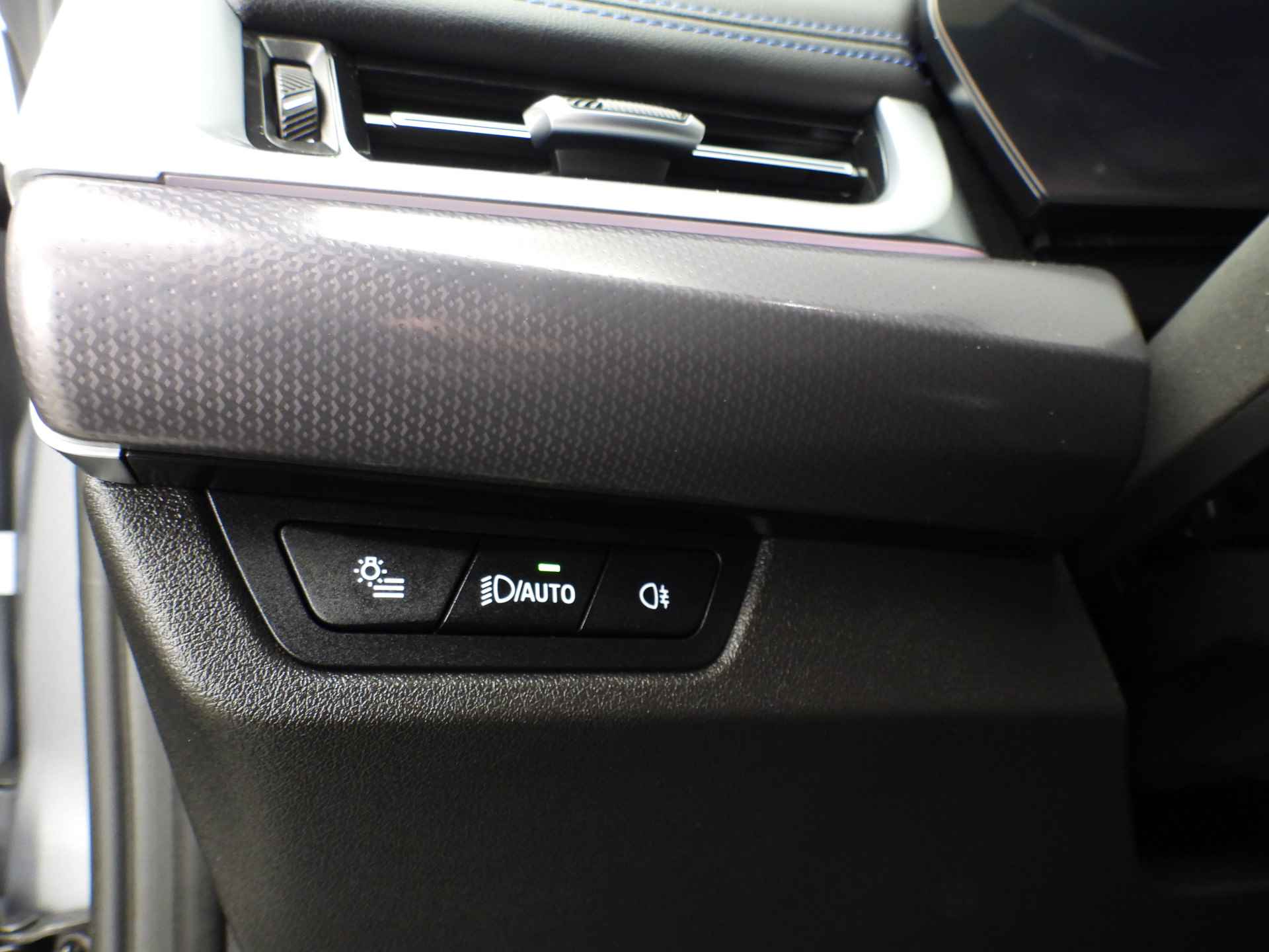 BMW X1 30e xDrive M-Sportpakket LED / Navigatie / Sportstoelen / Trekhaak / Keyles go / Stoelverwarming / DAB / Alu 20 inch - 24/40