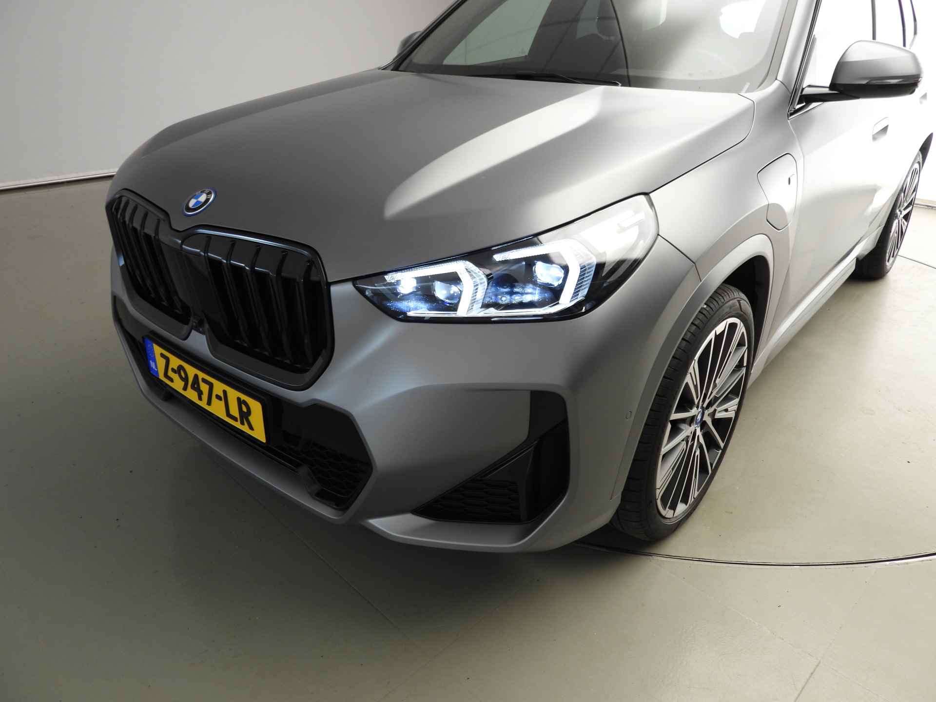 BMW X1 30e xDrive M-Sportpakket LED / Navigatie / Sportstoelen / Trekhaak / Keyles go / Stoelverwarming / DAB / Alu 20 inch - 38/40