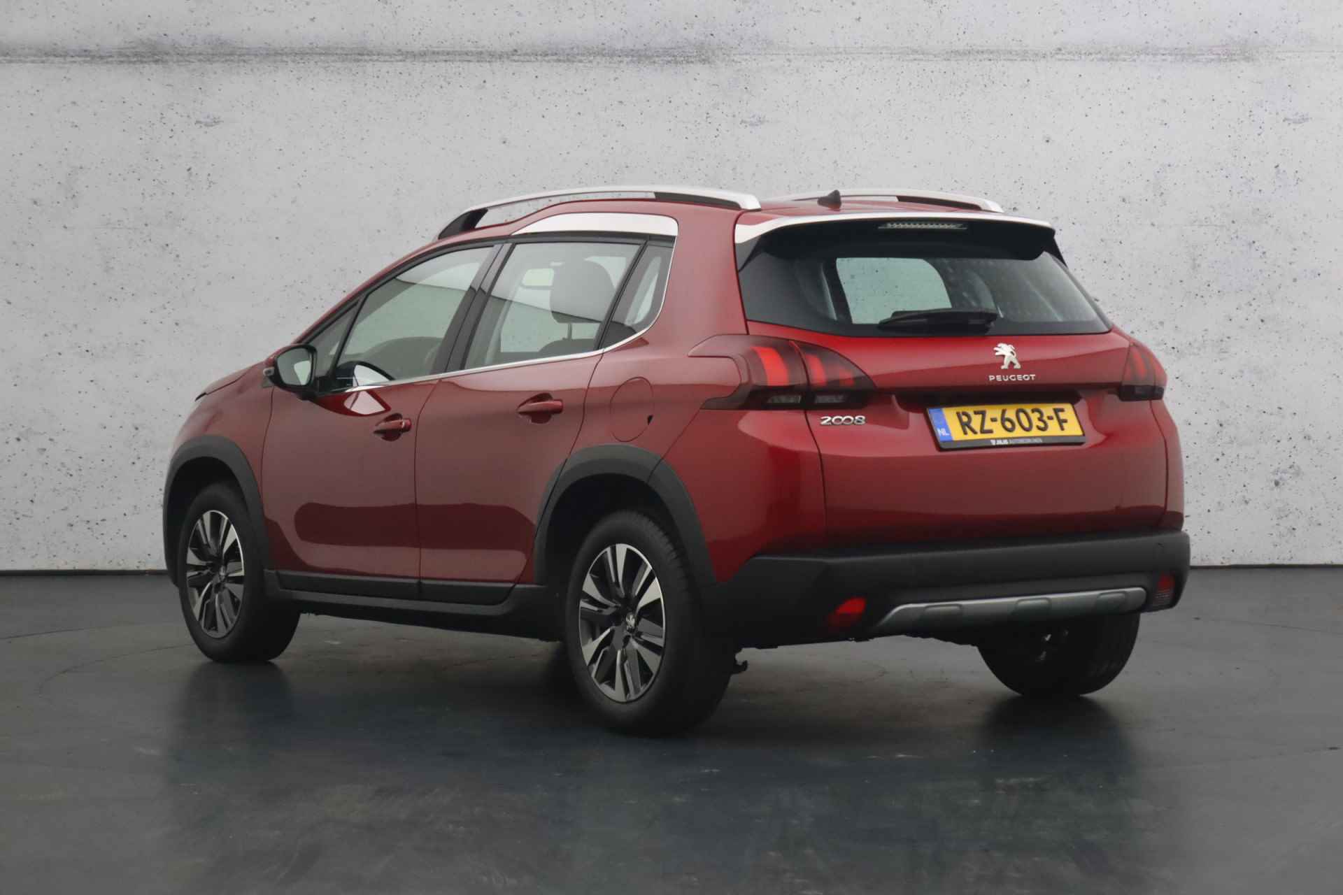 Peugeot 2008 1.2 PureTech Allure | Weinig KM`s | Camera | Parkeersensoren | Climate control | Cruise control - 8/30